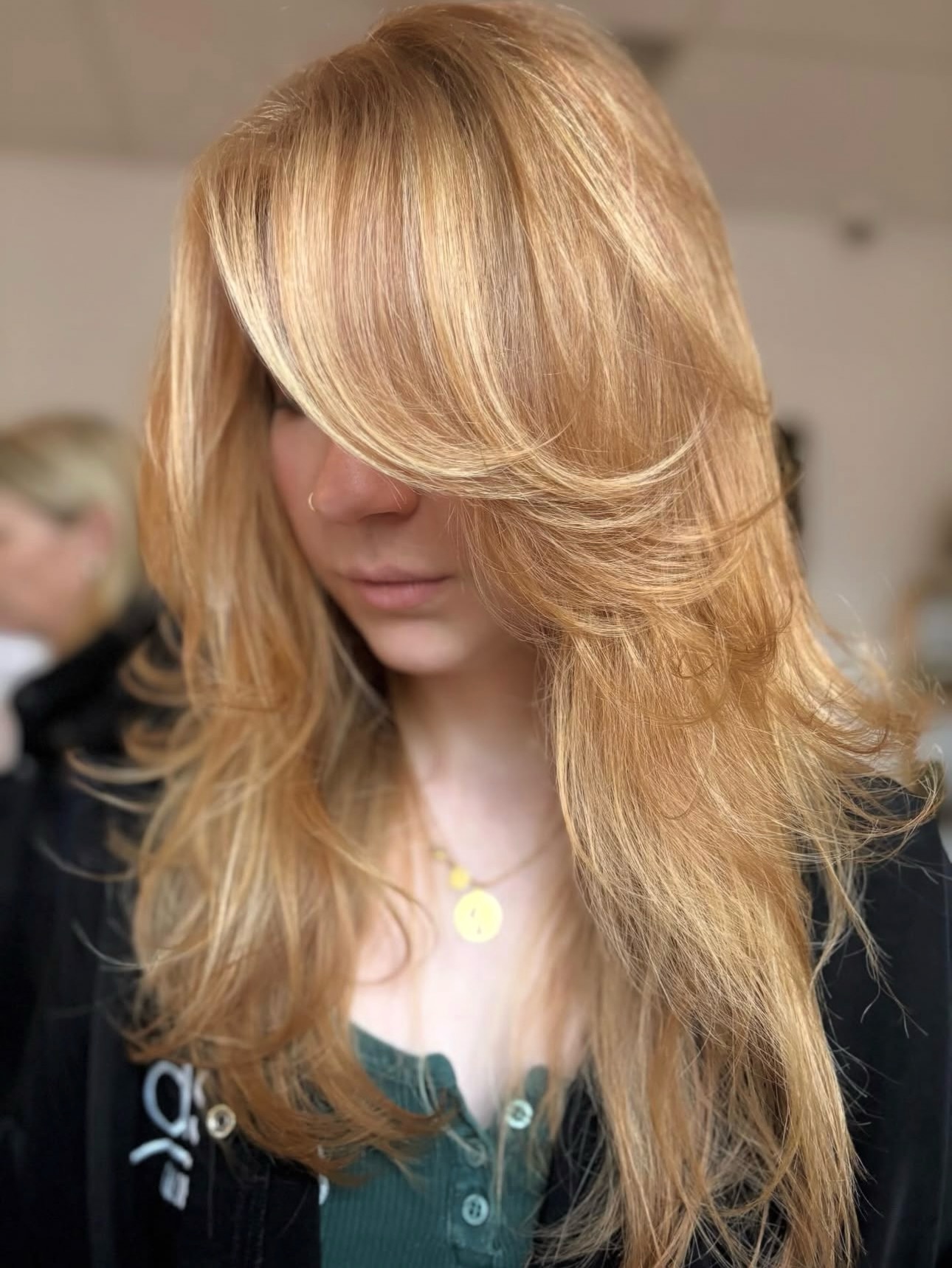 A partial partial foil and some face framing layers freshen up our new talent, Ellie’s look and have us wishing for warmer days. Seasoned talent Kylie @hairartistrykmb created this look for coworker Ellie.