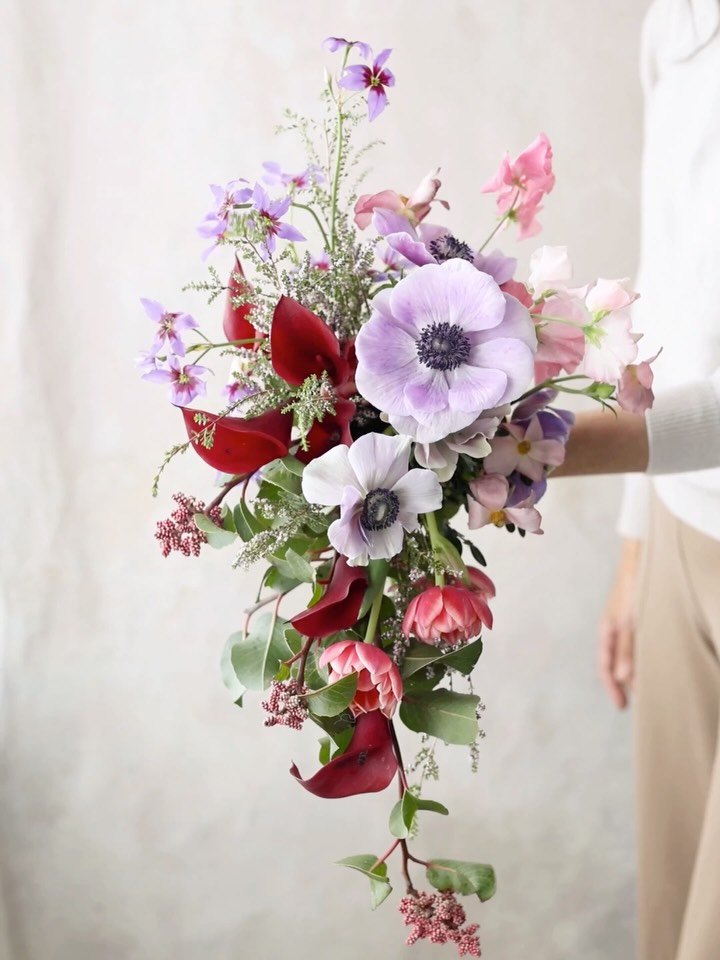 I wanted to create a chic yet loose and airy cascading bouquet using anemones, so I tried to group the lavenders, burgundies, and pinks rather than blending them together. I used anemones, sumac, tulips, butterfly ranunculus, calla lilies, and leucocoryne.
.
.
.
.
.
#stemslider #cascadingbouquet #cascading #weddingbouquets #bridalbouquets