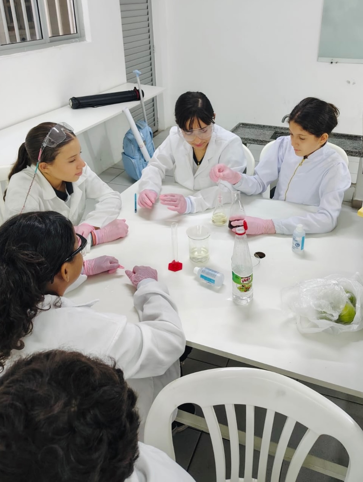 🧪✨ Ciência que ganha cor e sentido! ✨🧪
Hoje nossa aula foi sobre identificação qualitativa de ácidos e bases utilizando extrato de beterraba 🍠🔬
Exploramos, na prática, como a química está presente no nosso dia a dia, observando as mudanças de cor e compreendendo como os indicadores naturais funcionam. Foi uma aula dinâmica, investigativa e cheia de descobertas!
Os alunos participaram ativamente, levantaram hipóteses, testaram, observaram e concluíram — exatamente como verdadeiros cientistas 👩🔬👨🔬
Ensinar é isso: transformar conteúdo em experiência. 💜
#AulaTop #CiênciaNaPrática #Laboratório #AprenderFazendo