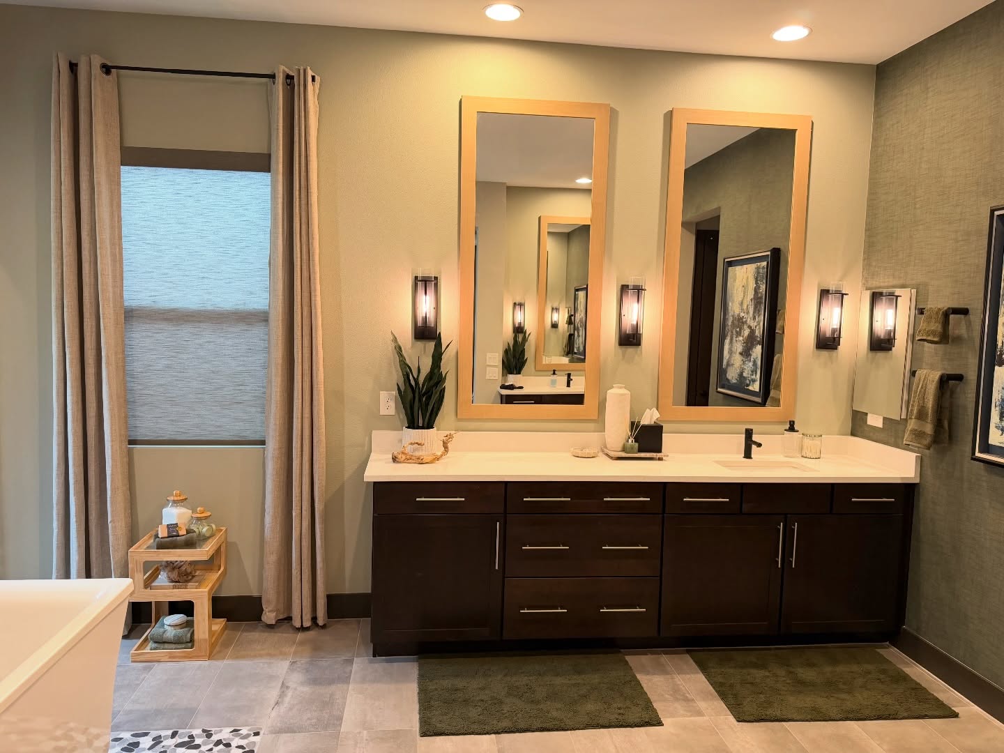 Crazy what some paint, wallpaper and new accents can do for a space 🙌🏼 proof you don’t always need a major renovation to give a fresh vibe #glowup #interiordesign #bathroom