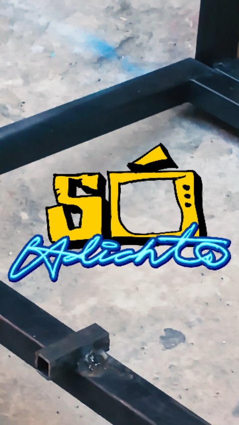 SÓ ADIANTO / MESA NOVA
E isso tem tudo a ver com o que acontece nas aulas de graffiti, design, mediação de leitura no projeto Escolinha Biblioteca Adianto.
Nas nossas oficinas, não só acontecem experimentos artísticos — é participação social. É quando os alunos descobrem que podem usar cor, letra, desenho e mensagem para ocupar o espaço com sentido, com respeito e com identidade.
Cada traço vira conversa. Cada mural vira presença. Cada encontro vira coragem.
Porque intervir no lugar onde a gente vive também é aprender a cuidar dele, imaginar futuros e dizer: “eu pertenço aqui”. Se um beco pode ganhar um novo nome, a gente também pode ganhar um novo jeito de olhar para a rua.
Para aproximar ainda mais a comunidade da Biblioteca, demos início às atividades da Só Adianto, nosso noticiário digital em formato de jornal comunitário. Por meio de entrevistas com moradores, participantes das oficinas e professores, o noticiário irá acompanhar as atividades e compartilhar curiosidades sobre o projeto Escolinha Biblioteca Adianto e sobre a nossa comunidade.
#Biblioteca #Graffiti #ArteNaRua #ParticipaçãoSocial #Educação Cultura RuaAdianto ArteUrbana JuventudeCriativa Território IntervençãoUrbana
Este projeto é apoiado pelo Ministério da Cultura e pela Secretaria da Cultura do Ceará, com recursos provenientes da Lei Federal N.º 14.399 de Julho de 2022