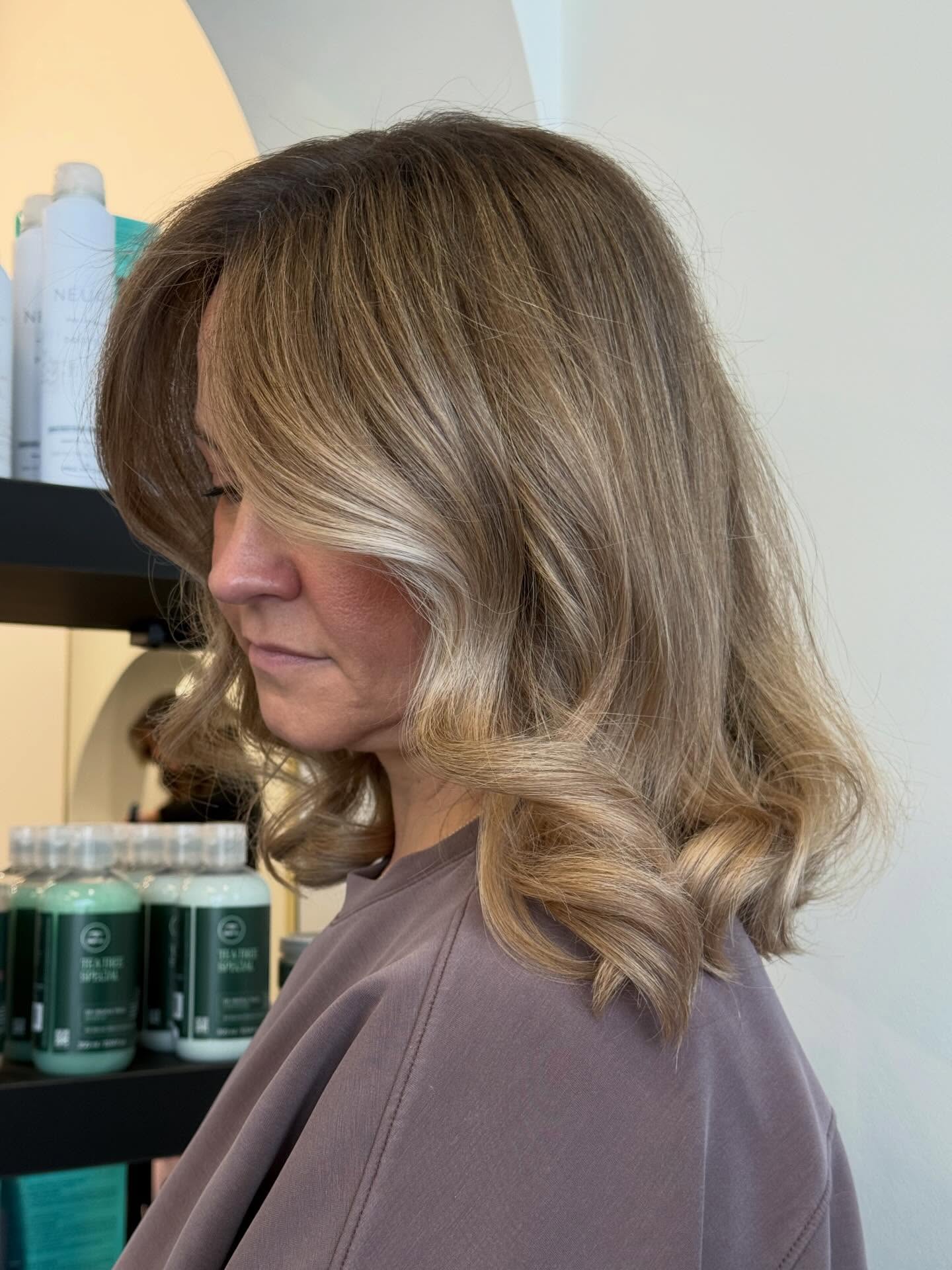 Soft dimension, seamless blend, and the dreamiest buttery blonde ✨
This lived-in color melts from a natural root into creamy ribbons of light, finished with soft layers and a bouncy blowout for that effortless, everyday glam.
Low-maintenance grow-out, high-impact shine. 🤍
Cut+color : @hair.by.mollyb
#LivedInBlonde #DimensionalColor #ModernLayers #SalonFresh #BlowoutGoals