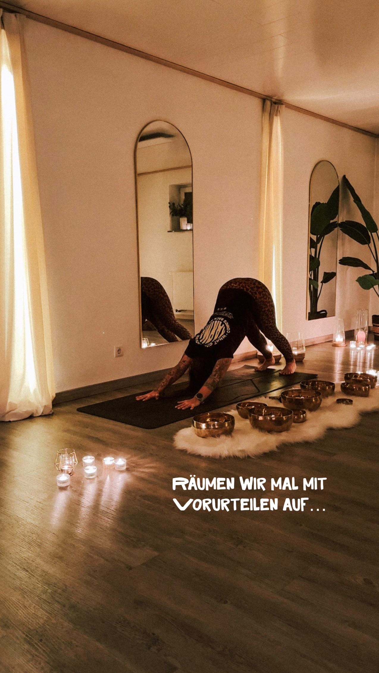 Räumen wir mal mit Vorurteilen auf:
Für mich ist Yoga so viel mehr als ein Trend, eine Aneinanderreihung von Übungen oder etwas, das aus einer anderen Kultur kommt. Es ist die liebevolle Verbindung von Körper, Herz und Geist. Ich selbst bin hochsensibel & spüre Energien oft, bevor andere sie wahrnehmen. Mein Körper nimmt vieles schneller wahr & speichert Emotionen/Gefühle tief.
Genau das zeigt mir: Wir sind nicht nur Kopf. Nicht nur Herz. Wir haben einen Körper, der fühlt, der uns etwas sagen will, der Aufmerksamkeit braucht. Yogaübungen sind ein Tool, um meinem Körper zu begegnen und gleichzeitig meiner Gedankenwelt.
In dieser schnelllebigen, funktionierenden Welt verlieren wir oft den Kontakt zu uns selbst. Yogahaltungen, die Philosophie, Anatomiewissen, Atemtechniken, Meditation, Studien – all das ist für mich ein Weg, wieder hinzuspüren, achtsam zu sein und in Verbindung zu treten. Es ist ein Erinnern: dass wir uns selbst sehen, respektieren & wertschätzen dürfen. Dass wir spüren, dass unser Leben ein Geschenk ist.
Für mich ist das kein Abwenden vom Glauben. Es ist auch kein Aneignen einer fremden Kultur oder etwas Gefährliches. Im Gegenteil: Je mehr ich mich selbst wahrnehme, liebe und achtsam mit mir umgehe, desto mehr spüre ich auch Gottes Gegenwart in mir und um mich herum. Dass wir uns selbst zuwenden, bedeutet, die Welt bewusster, liebevoller und dankbarer wahrzunehmen – für uns, für andere, für alles, was uns umgibt.
Yoga ist für mich eine Praxis, die uns daran erinnert, dass wir mehr sind als unsere Gedanken, dass unser Körper weise ist und, dass wir in uns selbst die Verbindung finden, die uns trägt – geistlich, emotional, körperlich. Es ist eine Einladung, zu spüren, zu sein und gleichzeitig im Glauben verwurzelt zu bleiben. Und ich würde sogar noch weiter gehen: wenn wir mehr Stille in und etablieren, können wir eine tiefere Verbindung zu Gott aufbauen. I said what i said.
Fakt ist: Yoga ist für jeden da. Es gibt keinen Unterschied, ob du gläubig bist oder nicht. Nur weil wir etwas nicht kennen oder verstehen, heißt das nicht, dass wir es bewerten müssen.
Seid alle mal ein bisschen liebevoller, toleranter und offener zueinander. ❤️
