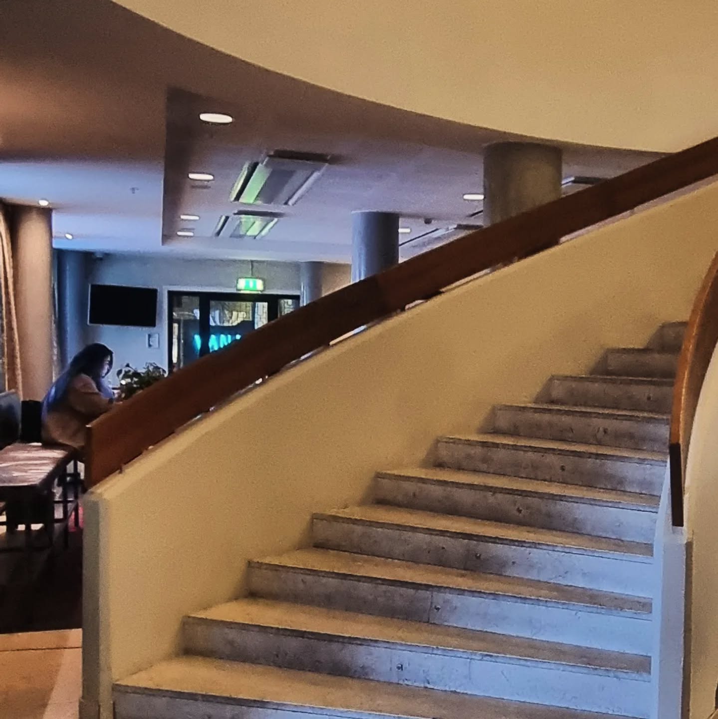 Att förvalta en förmögenhet är en resa i både privilegier och paradox.
I helgen samlades en grupp människor som sällan har en arena att prata öppet – om glädjen i att skapa trygghet för nästa generation, men också om rädslan att förlora sig själv på vägen.
Vi pratade om det ingen annan pratar om:
Hur hanterar man relationer när det alltid finns en osynlig elefant i rummet? Hur behåller man sin mänsklighet i takt med att kapitalet växer?
Och kanske det viktigaste – hur vågar man erkänna att det är okej att ha utmaningar, även med en balansräkning som glänser?
Jag går ifrån helgen med en påminnelse: Det är inte storleken på kapitalet som definierar oss, utan hur vi väljer att förvalta våra värderingar.
Och du då? Har du vågat prata om de osynliga dilemman som följer med framgång?
Snart öppnar ansökan för vårens sista 1:1 coachingplatser. Skriv ett DM eller skicka ett mail till moa@molodi.se om du vill ha en direktlänk till ansökan redan nu.