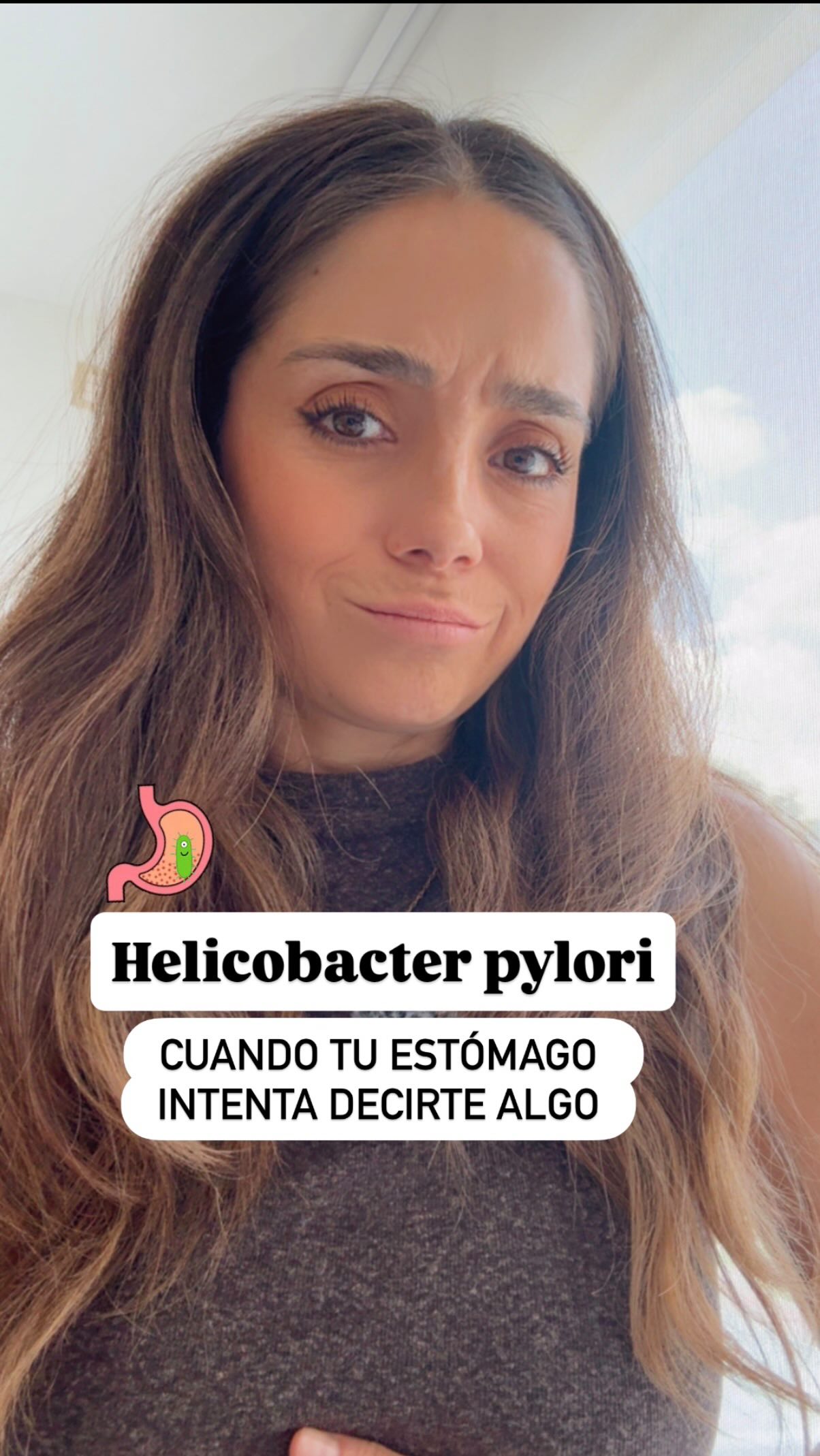 No todo malestar digestivo es “normal”.
No toda acidez es solo estrés.
El Helicobacter pylori puede estar presente sin dar síntomas…
pero cuando el terreno digestivo se debilita, puede empezar a manifestarse.
Más que enfocarnos solo en “erradicar una bacteria”,
necesitamos preguntarnos:
¿Cómo está tu mucosa gástrica?
¿Cómo está tu producción de ácido?
¿Cómo está tu estrés?
¿Cómo está tu microbiota?
La salud digestiva no empieza en el intestino.
Empieza en el estómago.
Y lo que no se revisa… se normaliza.
Escucha tus síntomas. Tu cuerpo no exagera
#SaludDigestiva #MedicinaFuncional #HelicobacterPylori #Inflamación #nutriciónintegrativa