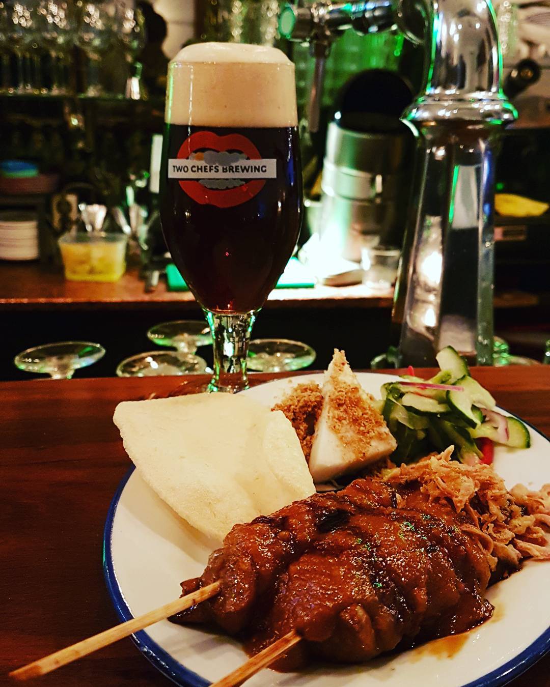 Sateetje met een lekker bokbiertje van Two Chefs Brewing #twochefsbrewing #sate #pindasaus #kadijksplein #entrepotdok #kroepoek