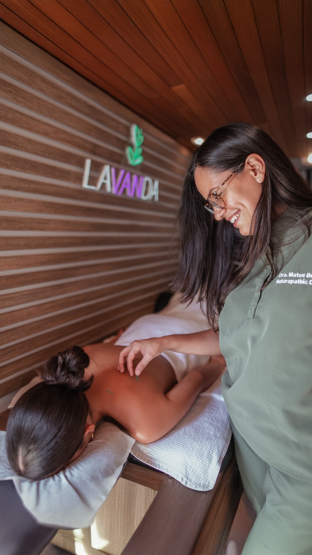 ¿Todavía no conoces los beneficios de la acupuntura?
Es una terapia que trabaja con la capacidad natural del cuerpo para regularse, liberar tensiones y recuperar el equilibrio interno.
A través de estímulos específicos, la acupuntura puede apoyar procesos relacionados con el estrés, la ansiedad, el descanso, la digestión y otros desequilibrios que se manifiestan cuando el cuerpo necesita atención.
Cada sesión es un espacio de escucha consciente, donde se acompaña al cuerpo a responder de manera más armoniosa y sostenida en el tiempo.
🌿Escucha lo que tu cuerpo lleva tiempo pidiendo, agenda una cita hoy.
📞787.530.1401
💻LavandaHolisticClinic.com