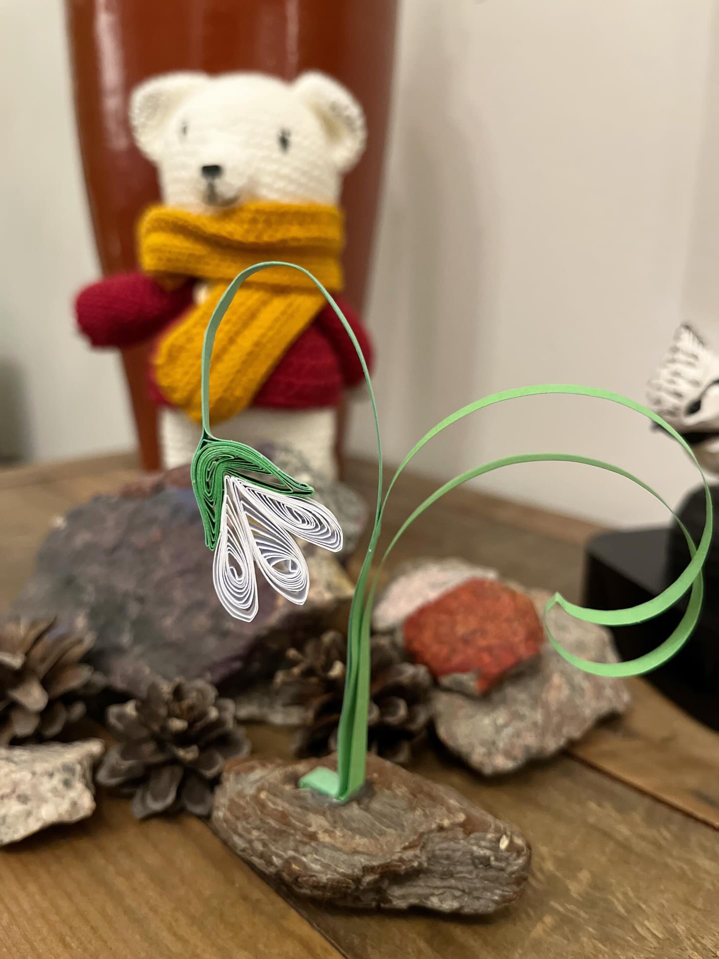 🇬🇧 Quilling Snowdrops
As warmer temperatures return, the snow will slowly melt away and the first snowdrops will soon appear 🌿🤍
This delicate flower, with petals as white as snow, marks the transition from winter to spring.
Here’s a pretty craft to celebrate this change of season — perfect for children who don’t want to see the snow disappear too quickly (I share their feelings ❄️).
Why not try making a snowdrop using quilling (rolled paper) today?
It’s a relaxing, creative and accessible activity.
You can find the steps in the photos in the carousel, but even better, a list of materials and a detailed tutorial can be accessed on my website (link in bio).
—
🇫🇷Perce-Neige en quilling
La neige va doucement disparaître avec le retour des températures plus douces… et bientôt, les premiers perce-neige apparaîtront 🌿🤍
Cette petite fleur délicate, aux pétales blancs comme la neige, annonce la transition entre l’hiver et le printemps.
Un joli craft pour accompagner ce changement de saison — et pour consoler les enfants qui ne veulent pas voir partir la neige trop vite (et je les comprends ❄️).
Aujourd’hui, mercredi, je vous propose de réaliser un perce-neige en quilling (papier roulé), une activité à la fois douce, créative et accessible.
Retrouve les étapes en photos dans le carrousel
Mais encore mieux, la liste du matériel et le tutoriel détaillé sont sur mon site (lien en bio).
—
Activité Manuelle | Quilling | Hiver-Printemps | Perce-neige | Creative Kids |Nature Craft Inspiration | Spring-Winter Transition | Craft for Kids | Activité du Mercredi | Barn pyssel | Vinter-Vår pyssel
—
#naturecrafts #kidscraftideas #winterflower #funbudgetplay #inspiretheirearlyyears