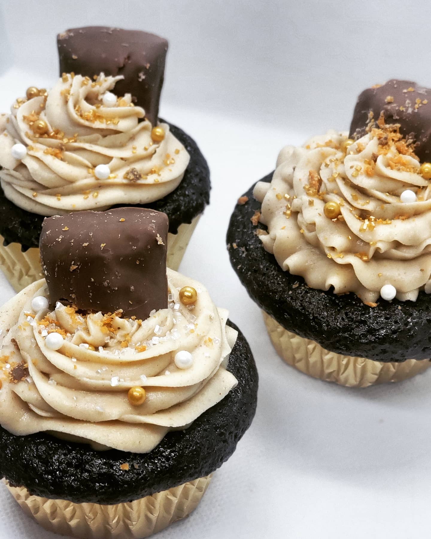 VGK inspired Butterfinger cupcakes!
Chocolate cupcakes with a crushed butterfinger filling and topped with peanut butter buttercream frosting.
#cupcakes #chocolate #vegasgoldenknights #vgk #peanutbutter #sweets #dessert #butterfinger