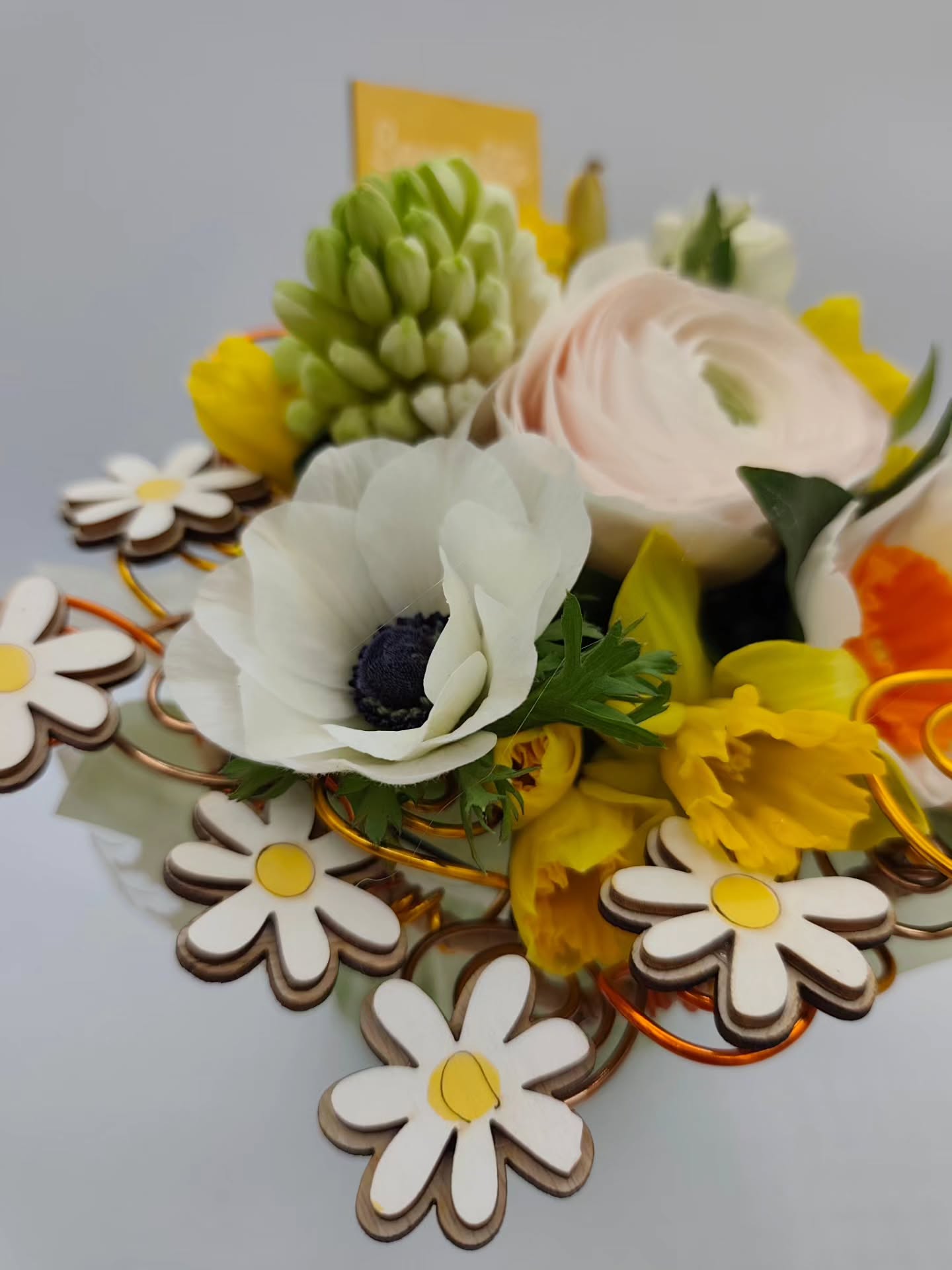 💐 Nos petites pépites 💐
Journée de confection aujourd'hui!
Et on peut dire qu'on s'est éclatées !
Les couleurs, les formes, les fleurs parfaites qu'on a cette semaine, bref c'est trop un kiff ce boulot dans ces moments là 🪻🥳
Plus qu'à choisir la vôtre, enfin celle de mamie ! (Ou pas!l)
ça on peut pas le faire pour vous 😊
Structures bouquets, et bases de nos compos 100% fait maison!!!!
On a anticipé tout janvier pour que vous ayez à chaque fête des compos uniques ! 🩷 Alors, à demain et dimanche pour tout découvrir, une centaine de compos vous attendent, autant dire que là c'est un tout petit aperçu
Psst en plus j'adore prendre des photos 😍
Merci pour vos partages pour nous aider à nous faire connaître encore et encore 🌷🩷
(Aucune retouche sur mes photos, fond original et ce sont nos compos)
#fleuriste
#lachapelledelatour
#fleurs
#artisanfleuriste
#faitmainfrançais