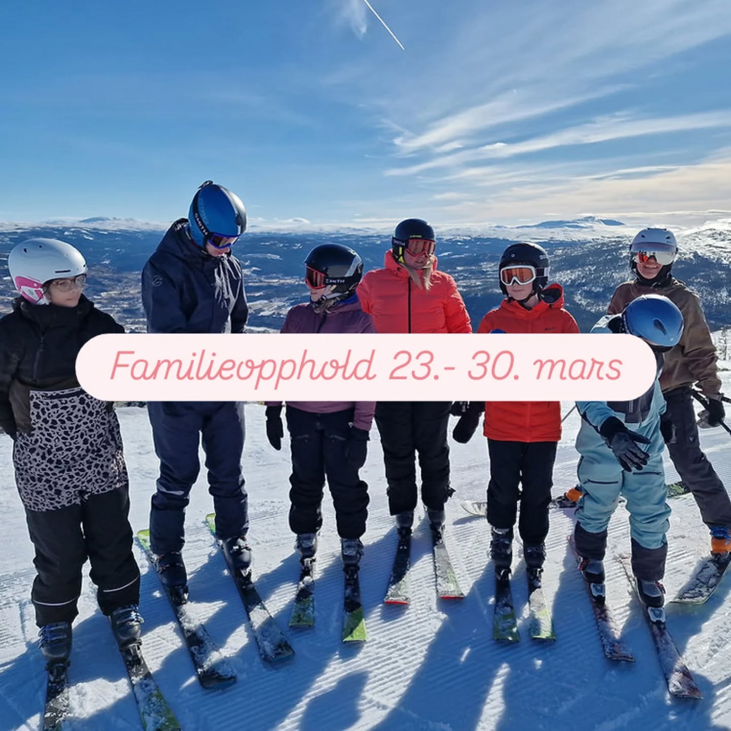 🌿 Bli kjent med vårt habiliteringstilbud!
🏡 Familieopphold – for familier med barn 5–15 år med funksjonsnedsettelse.
Familieoppholdet tar utgangspunkt i familiens livsfase. Her kombineres lek 🤸, mestring 💪 og tilrettelagte aktiviteter – samtidig som dere møter andre familier i lignende situasjon 🤝.
Målet er å styrke samspillet i familien, bygge selvtillit og utvikle mestring i aktivitet – både for barnet med funksjonsnedsettelse, søsken og foresatte.
Gjennom 7 dager samles inntil fire familier. Det gir et trygt og oversiktlig miljø 🏘️, med rom for både fellesskap og individuelle tilpasninger.
Hos oss får dere:
• Aktiviteter i hall 🏃, basseng 🏊 og uteområder 🌲
• Sosial trening og felles opplevelser 🤝
• Egne søskengrupper 👧👦
• Familieaktiviteter 👨👩👧👦
• Samtalegrupper for foresatte 💬
Henvisning via fastlege eller habiliteringstjeneste.
https://www.meraker-kurbad.no/habilitering-barn-og-unge/sportscamp-familieopphold