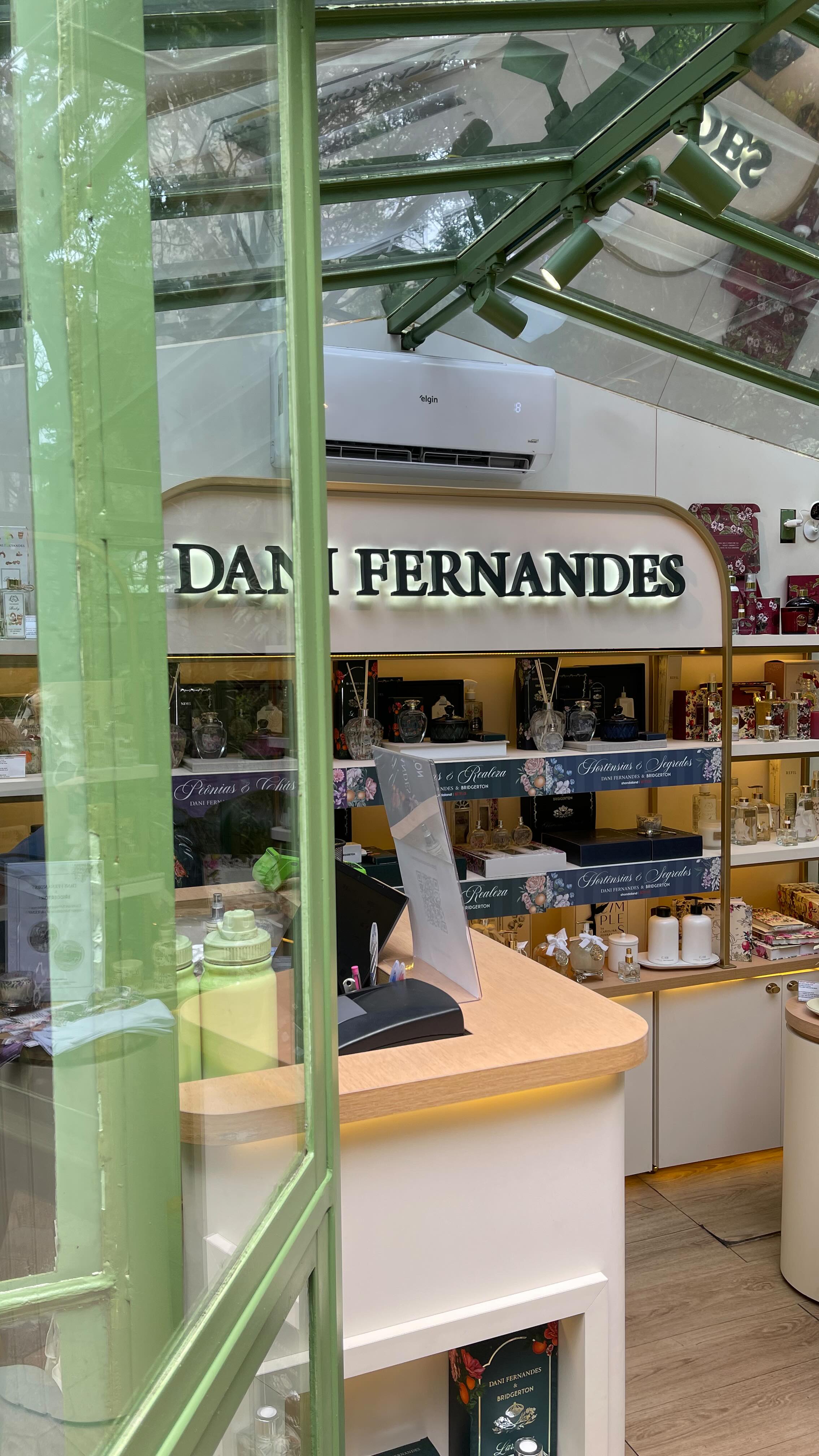 Caríssima leitora,
Entre o verde do jardim da Cidade Matarazzo, uma estufa delicadamente instalada tornou-se o cenário mais perfumado da temporada. Ali, Dani Fernandes inaugura sua pop-up em formato de loja-conceito e apresenta a coleção Bridgerton, criada para acompanhar os diferentes humores e rituais do morar.
Uma experiência íntima, sensorial e feita para ser vivida sem pressa, como todo acontecimento digno de nota.
A matéria completa, com todos os detalhes da loja e da coleção, aguarda as mais curiosas no link da bio.
#DaniFernandes #ColeçãoBridgerton #PerfumariaDeAmbiente #CasaELifestyle #DecoraçãoSensorial PopUp Lançamento PerfumesParaCasa