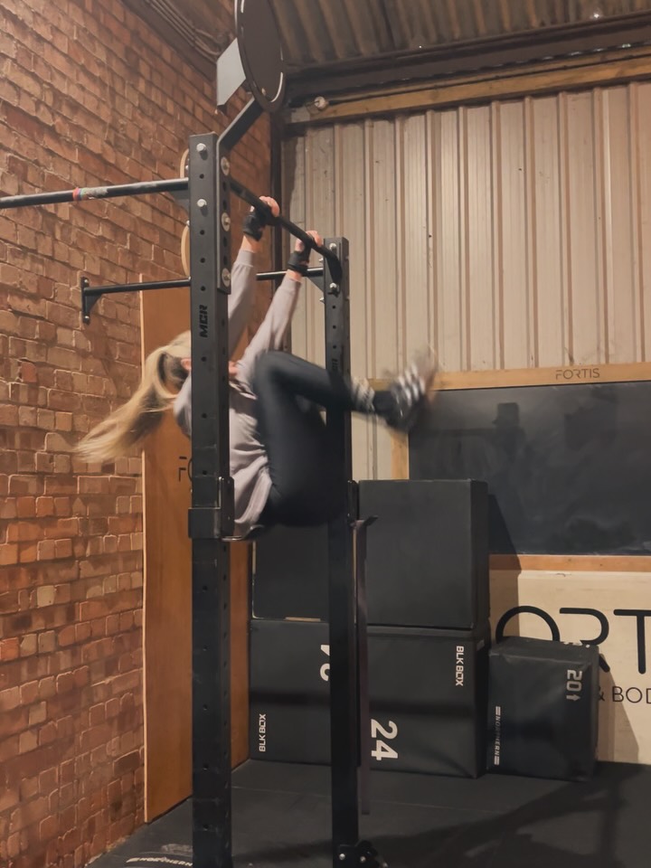 MEMBER SHOUTOUTS 🖤
As we wrap up another 6-week training block, we want to celebrate the commitment, consistency, and courage it takes to try new things and push past limits.
This block saw some firsts at FORTIS - Snatch positions, Kipping work, deeper Handstand and Wall Walk progressions, and next-level Barbell complexes. When consistency meets challenge, magic happens ✨
We’re so proud of these standout wins from #TEAMFORTIS:
1. Emma - first ever Kipping Toes-to-Bar reps
2. James - huge 10 second PB on his Erg test
3. Jo & Jen - first bodyweight Chin Up reps
4. Andy - showing up consistently and discovering a new love for gymnastics and being upside down
5. Lydia - first full range Wall Walks
Our next training block commences on Monday.
Are you in? We’d love you to be! 🖤