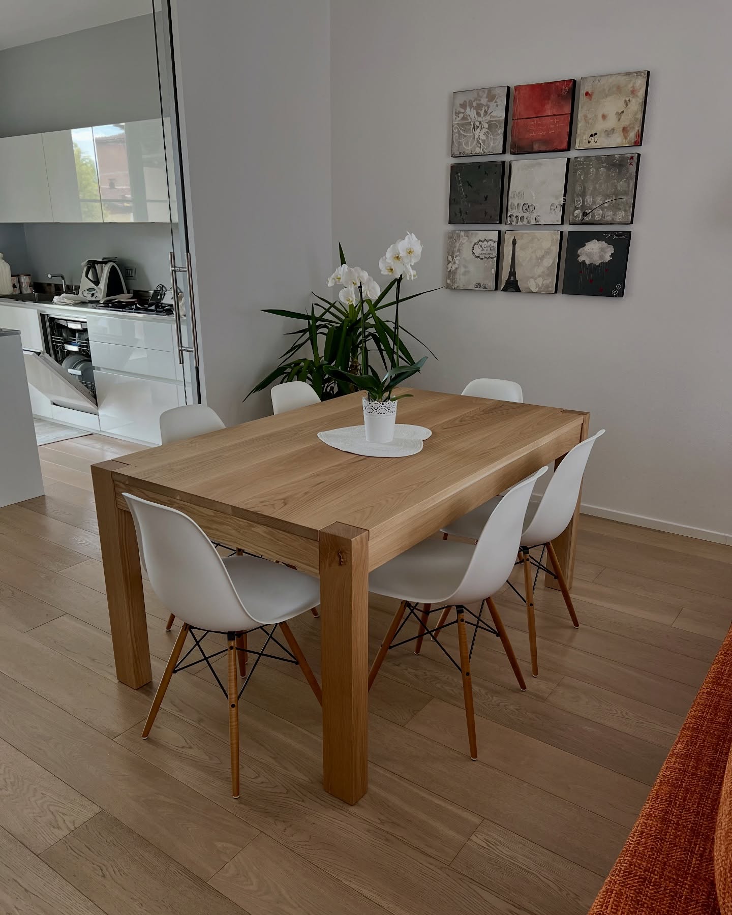 …non solo progetti articolati ma anche complementi d’arredo arricchiscono la gamma dei prodotti che possiamo offrire alla nostra clientela ✨
Questo tavolo da pranzo, realizzato su disegno, nasce per accompagnare la quotidianità della famiglia: proporzioni studiate per garantire percorsi fluidi e spazi comodi, perfetto per la vita di tutti i giorni.
Grazie agli allunghi, può accogliere fino a 12 ospiti, trasformandosi nel cuore conviviale dell’ambiente, ideale per chi ama condividere la propria tavola con parenti e amici.
Tavolo in legno massello di rovere
Dimensioni: 100x160 cm (estendibile fino a 100x240 cm) 🪵
#MessoriArredamenti #tavolosumisura #legnomassello