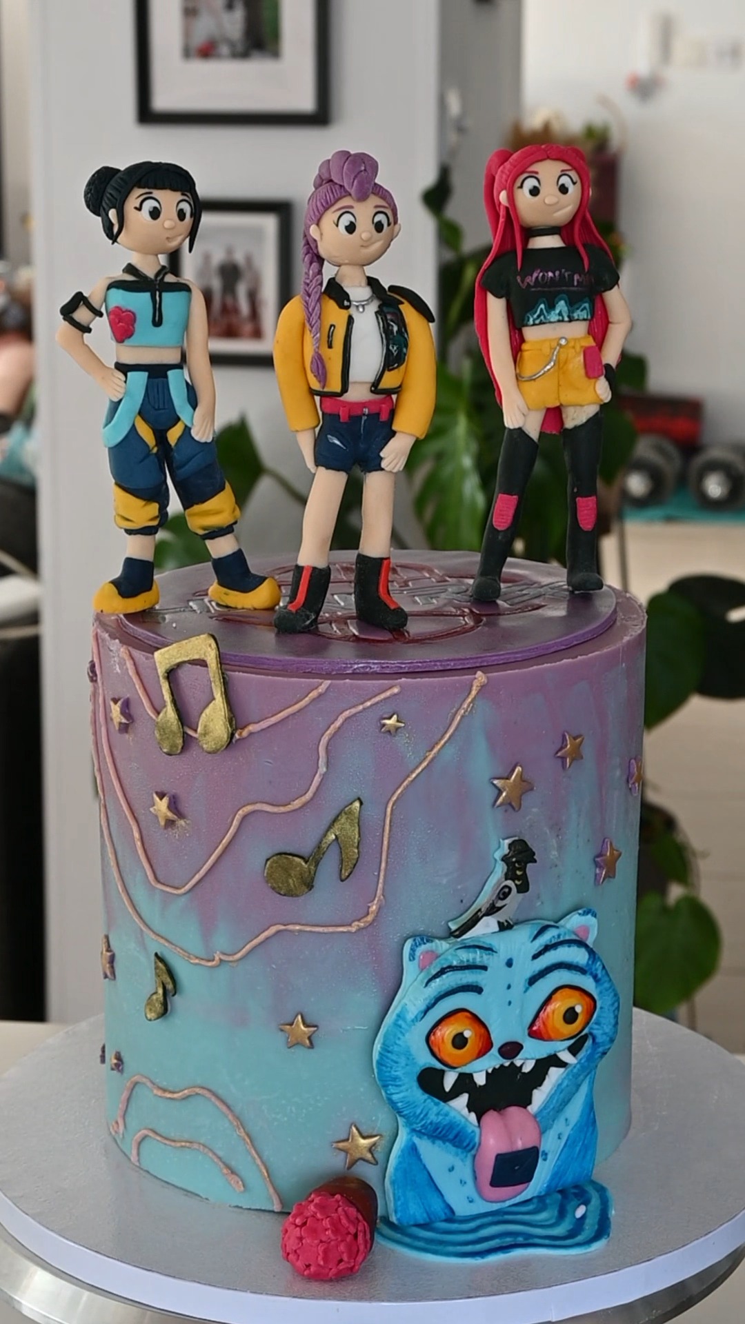 Final decorating time โจ
Adding the golden honmoon details and placing the models to bring the whole theme together.
This cake was a full fantasy moment ๐
#FullFatBaking #CakeDecorating #CustomCakeDesign #FandomCake #KpopCake #EdibleArt #CakeDetails #BespokeCake