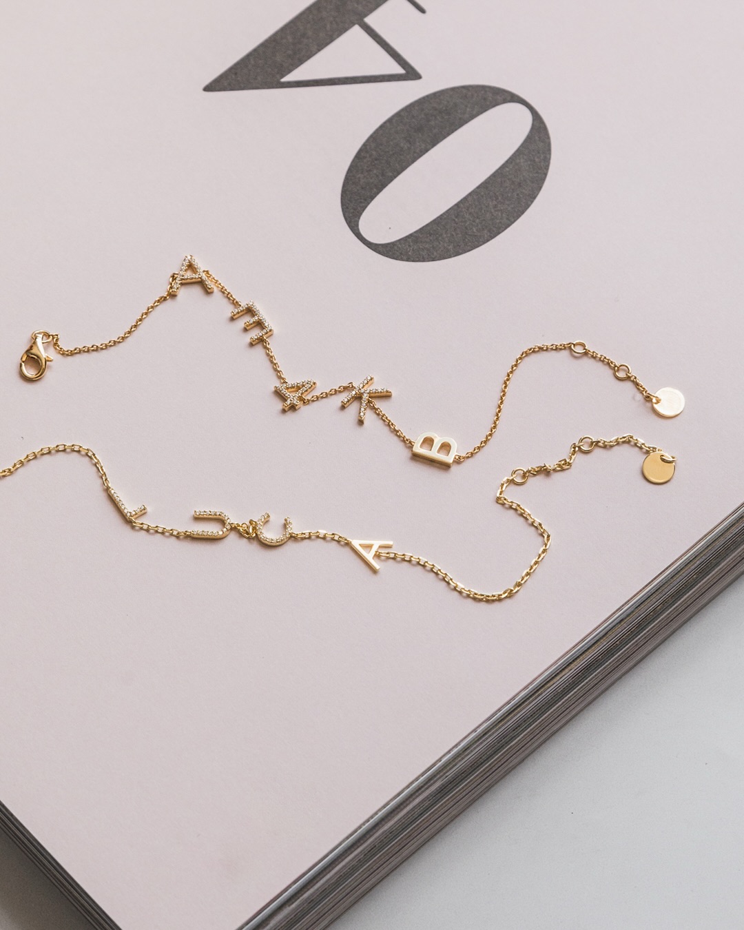 ✨ GEWINNSPIEL ✨
3 Jahre Brautmoment bei Anna-Lena 🥂
Du heiratest 2026 oder liebst personalisierten Schmuck? 🤍
Dann habe ich etwas ganz Besonderes für dich!
Wir verlosen:
1x personalisierte Halskette
1x personalisiertes Armband
1x personalisierter Ring
aus 925 Sterling Silber nach Wunsch plattiert mit Rose Gold, Gelb Gold 🤍
– individuell graviert mit deinen Initialen, eurem Datum oder einem Herzenswort 💍✨
So nimmst du teil:
🤍 Like diesen Beitrag
🤍 Gewinnspiel in deine Story posten und mich markieren
🤍 Markiere 2 Freundinnen
🤍 Folge meinem Account
Das Gewinnspiel endet am 01.03.2026
Die Gewinnerin wird per Story bekannt gegeben.
Viel Glück 🤍✨
„Dieses Gewinnspiel steht in keiner Verbindung zu Instagram und wird in keiner Weise von Instagram gesponsert, unterstützt oder organisiert.“
#gewinnspiel #bride #hochzeit #brautmode #schmuck