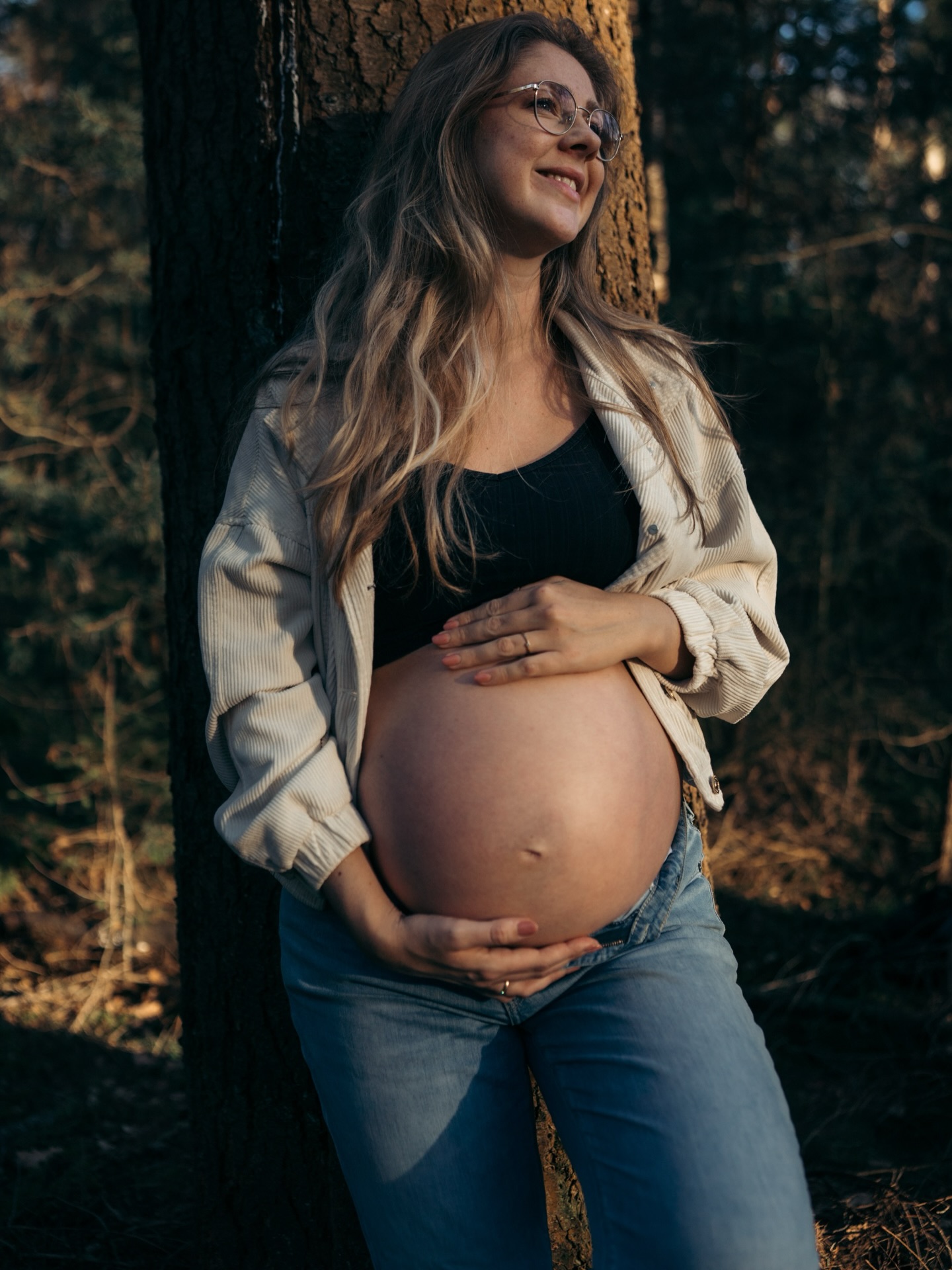 Hoe bijzonder is het vrouwelijke lichaam eigenlijk? 🥺
Het maakt een nieuw orgaan aan.
Het vergroot haar hart, letterlijk en figuurlijk.
Het geeft van zichzelf om nieuw leven te laten groeien.
Het is zo enorm bijzonder… en daar mogen we best even bij stil staan ☺️ Deze knappe mommy-to-be Daphne mochten we eergisteren tijdens een workshop van @sunfieldacademy vastleggen. En dan ook nog met dit mooie weer 🥺✨
