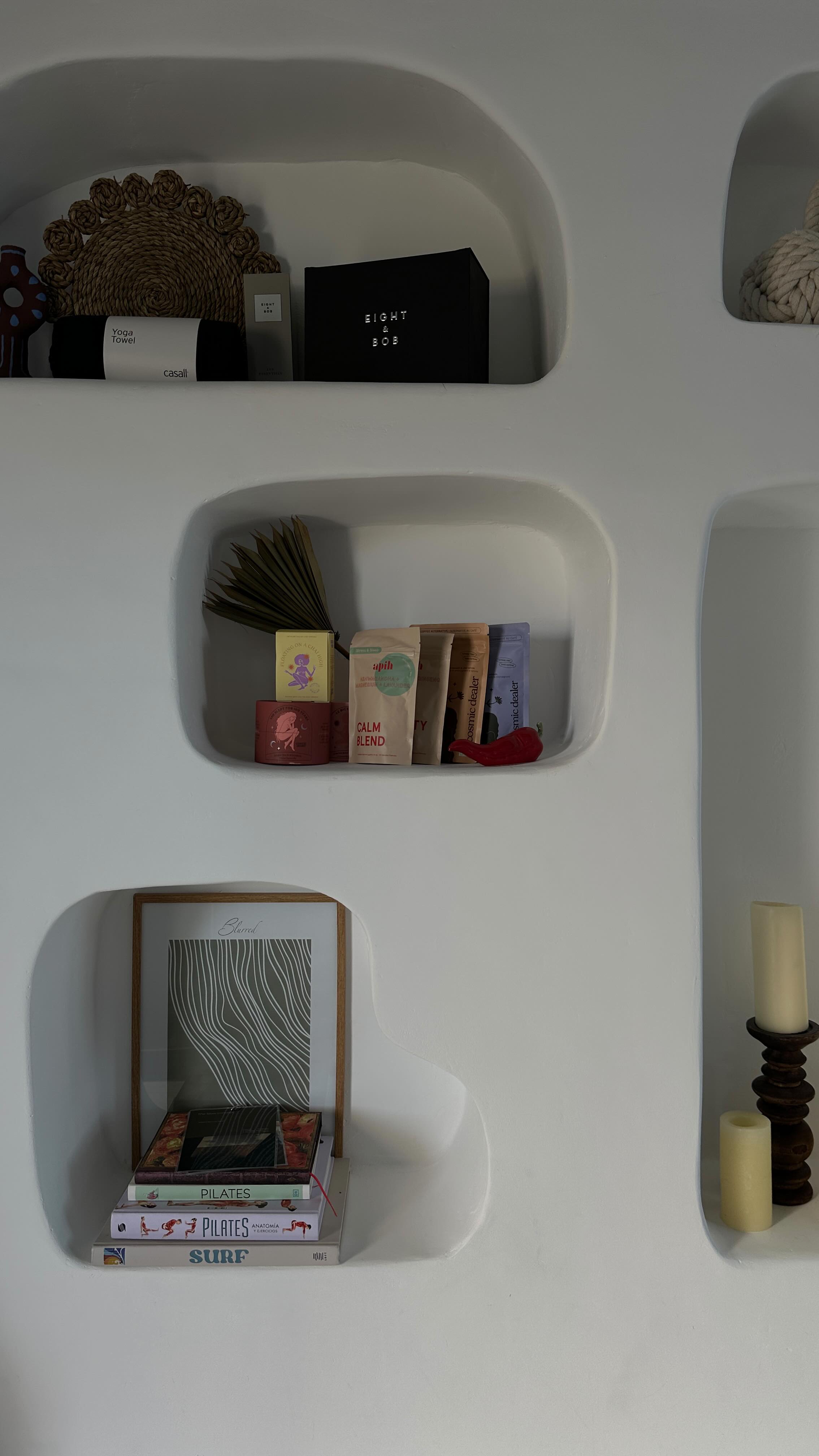 weil ganz ehrlich, dieses Leben ist so ein heftiges Geschenk. Und ich will es nicht damit verbringen mich als “Opfer” meiner Umstände zu sehen, immer alle anderen für alles, was ich nicht habe verantwortlich zu machen oder aus Angst vor Ablehnung oder dem was andere sagen, mich selbst und meine Träume zurückhalten.
No, no, no! That’s not gonna happen!
Ich geh für mich los, ich spreche meine Wahrheit, ich zeige mich, so wie ich wirklich bin, ich teile mein Licht mit der Welt, ich gebe bedingungslos und kümmere mich erst um mich selbst, damit ich dann anderen geben kann.
Und ich weiß einfach, dass wenn noch sooo viele Menschen auch für sich losgehen würden, ihre Wahrheit sprechen würden, ihre Träume erfüllen, sich gut um sich selbst kümmern würden - diese Welt eine bessere wäre..
Dann wäre da kein sinnloser Vergleich, kein Neid, keine Missgunst, keine Unzufriedenheit, die zu Boshaftigkeit führt, keine Kriege, keine Ungerechtigkeit..
Darum, fang bei dir an.
Frag dich heute einmal: Wo siehst du dich noch als Opfer deiner Umstände, wo hältst du dich klein oder zurück? Was willst du wirklich? Wer willst du in dieser Welt sein, was willst du in diese Welt geben?
#sinndeslebens #dreamlife #traumleben #manifestieren #mindset träume erfüllen freiheit leben erfüllung selbstverwirklichung persönliche weiterentwicklung gesetz der anziehung