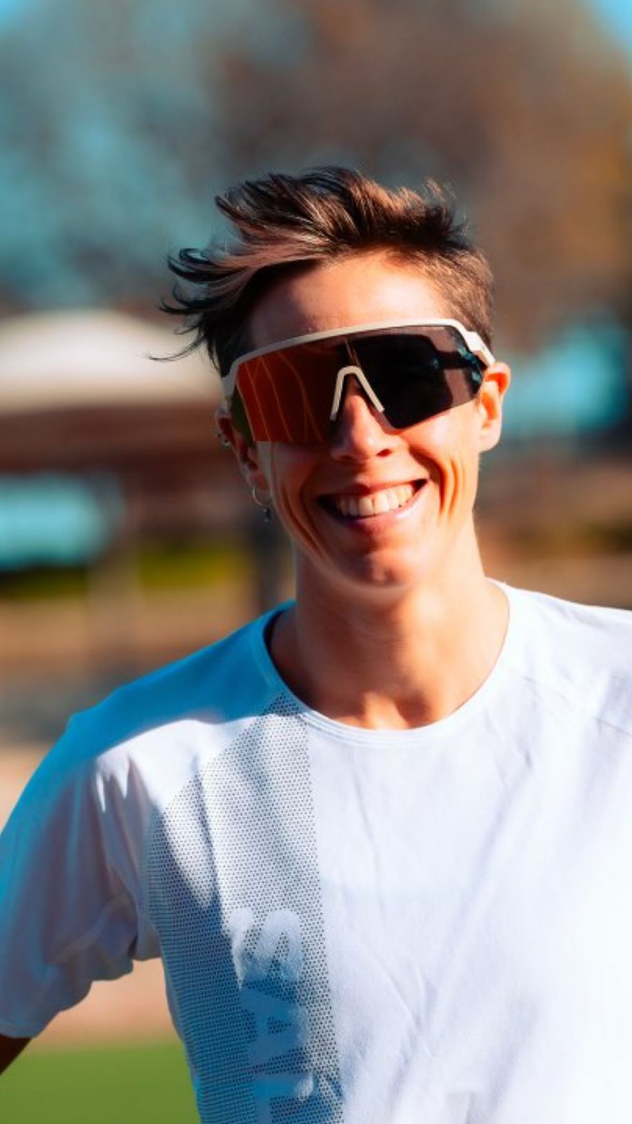 Championne du Monde… mais avec quel vélo ? 🌍🚴♀️
Le palmarès de Marion Legrand donne le tournis : Championne du Monde, double Championne d’Europe, quadruple Championne de France... Et pourtant, la réalité du terrain est parfois brutale.
Dans ce nouvel épisode, @marion___legrand se confie à @arnaudmanzanini sur un paradoxe frappant : comment peut-on être au sommet de son art et devoir encore courir avec son vélo de 2018, faute de sponsors ? 🧐
Marion nous parle avec une franchise rare de la difficulté de « vendre son image » quand on veut simplement rester authentique et performante. Un témoignage sans filtre sur l’envers du décor du sport de haut niveau.
🎧 Épisode complet disponible sur toutes les plateformes de podcast.
#tousenselle #MarionLegrand #Duathlon #Triathlon