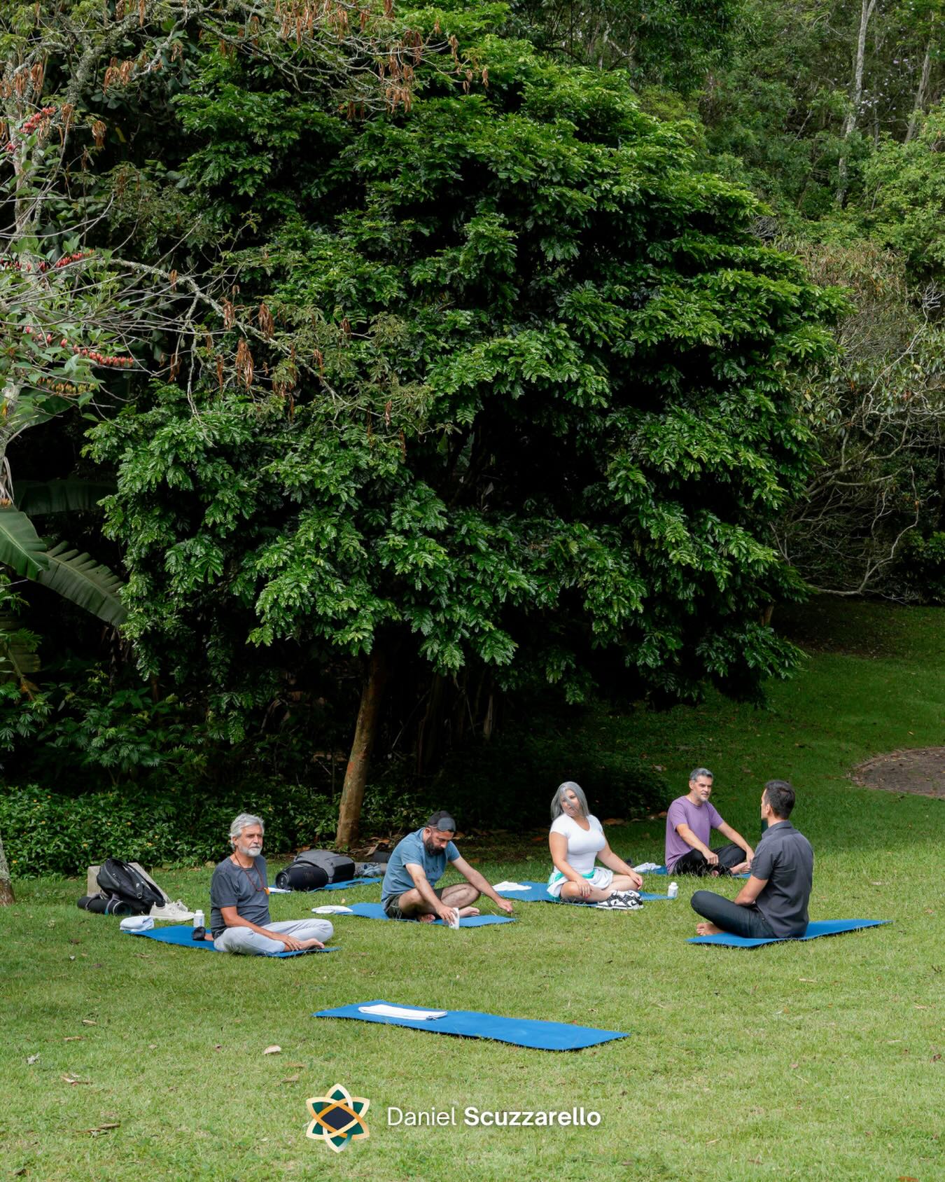A maior parte das pessoas que me procuram acreditam que precisam melhorar a performance ou tomar decisões mais estratégicas. Na prática, o que quase sempre atuamos é na dificuldade de desacelerar, conflitos que se repetem, excesso de responsabilidade e pouca clareza interna.
O meu trabalho é criar um espaço seguro onde líderes e profissionais possam parar, respirar e enxergar o que ainda não está claro. A partir daí, decisões mais conscientes começam a acontecer — no trabalho e na vida.