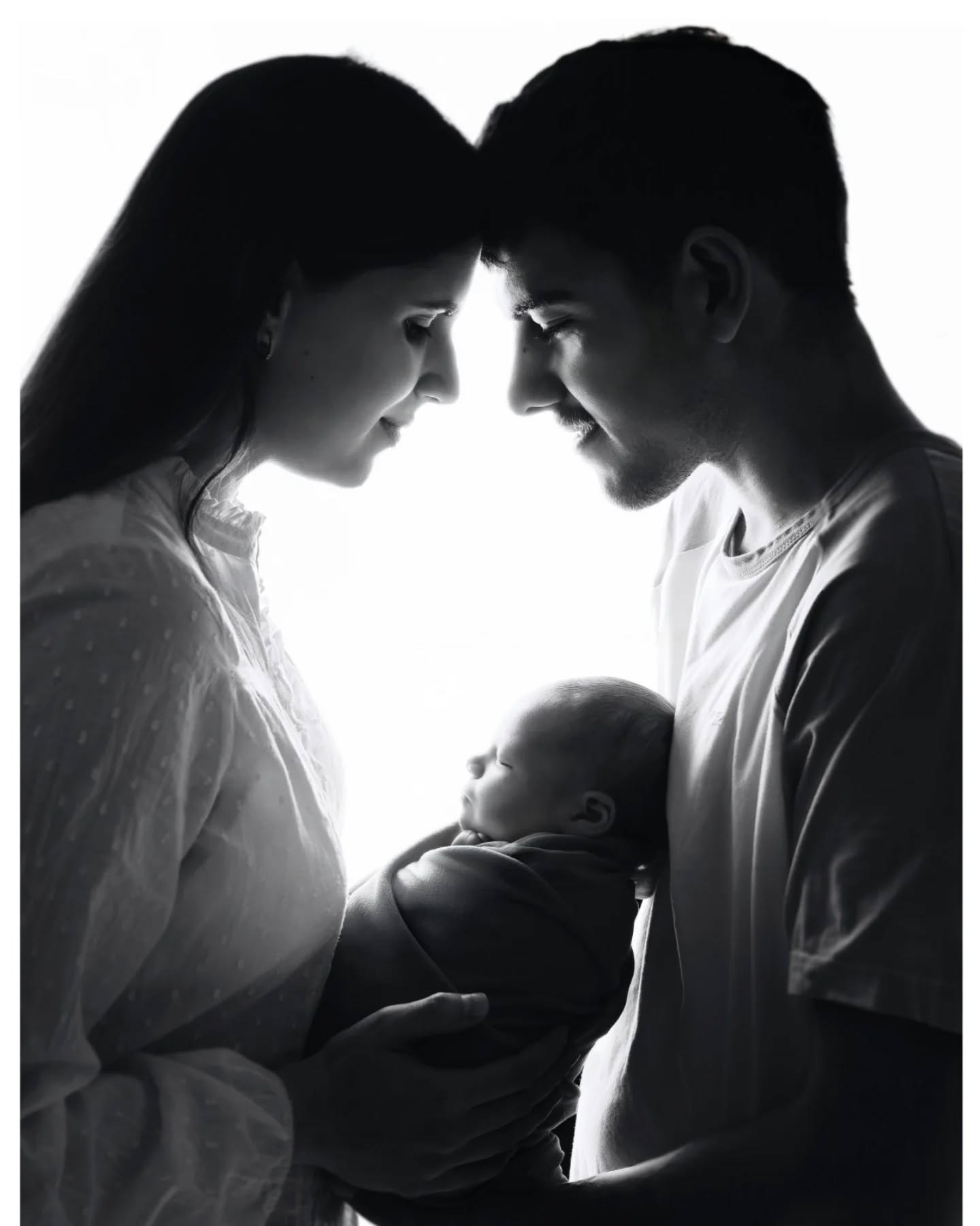 Hace unos dias os pregunté qué era lo más importante para vosotros en una sesión newborn…Y las respuestas han sido muy claras 🤍
La mayoría preferís imágenes más naturales, más espontáneas.
Valoráis sentir tranquilidad y confianza por encima de cualquier otra cosa.
Y cuando pensáis en el futuro… queréis recordar cómo era vuestro bebé en vuestros brazos, no sólo una fotografía que podáis poner en el salón ( que también)
Buscáis un recuerdo único, unas fotografías que se puedan sentir, un álbum que tenga esencia, que todo el conjunto recuerde lo que fuisteis en esta etapa.
Eso dice mucho.
Dice que una sesión newborn no va solo de una postura perfecta.
Va de crear un espacio donde estéis tranquilos.
Donde el bebé esté cuidado.
Donde podáis abrazarlo sin pensar en nada más.
Por eso las sesiones están evolucionando.
Menos rigidez.
Más conexión.
Más fluidez
Gracias por formar parte de este cambio conmigo 🤍
.
.
.
.
.#newbornphotography #fotografiareciennacido #fotografiafamiliar #newbornphotographer #reciennacido