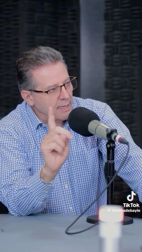 En esta entrevista con @marthadebayle abordamos temas fundamentales sobre nuestros perros… como los horarios adecuados de alimentación, cuidados durante el calor, la importancia de la hidratación y los riesgos de ciertos alimentos que pueden afectar su bienestar 🐶
Información clave que todo tutor debe conocer para cuidar mejor de sus compañeros de vida.✨
#veterinario #perros #alimentacionenperros #marthadebayle