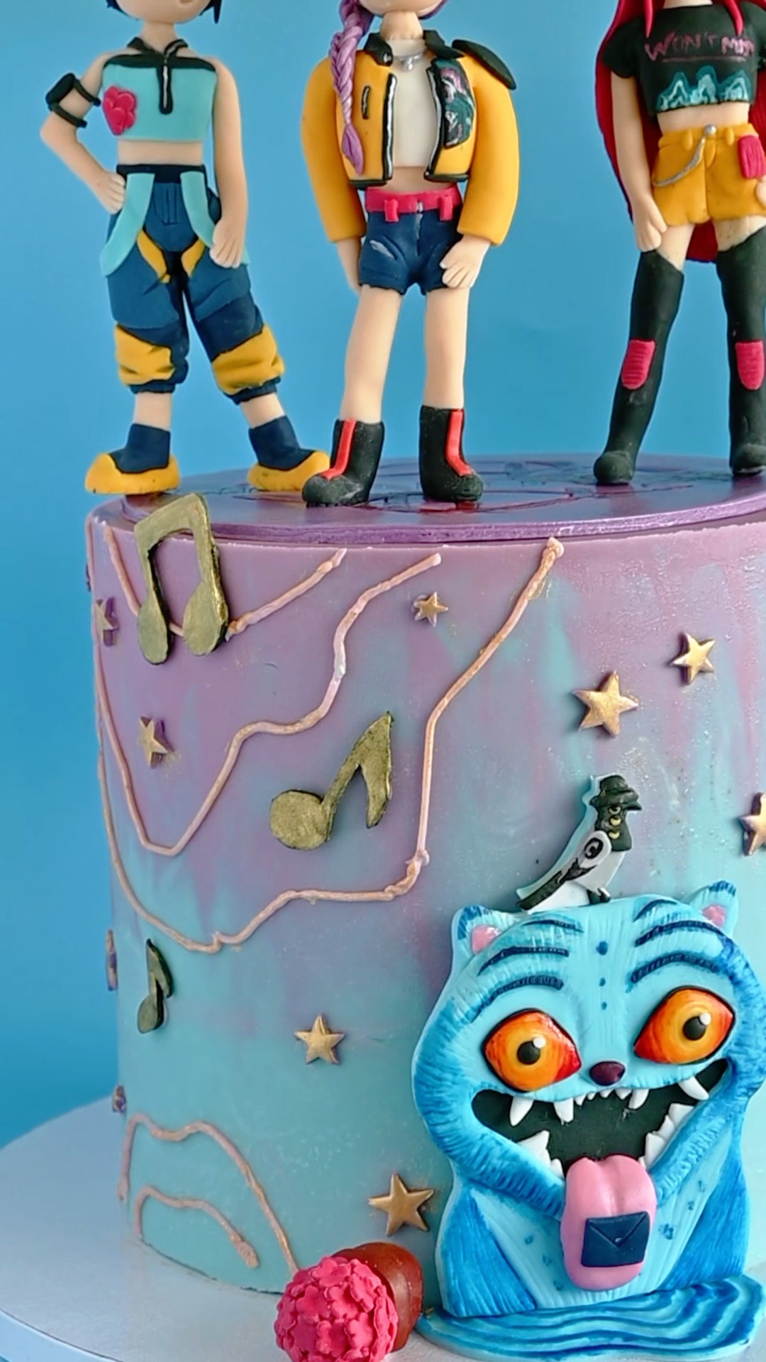 K-pop Demon Hunters cake complete ๐
Chocolate cake, handmade toppers, portal details and ALL the drama.
Definitely one of my favourite themes recently.
DM or email to enquire about custom cakes โจ
#FullFatBaking #FinishedCake #CustomCakeCyprus #KpopCake #BespokeCake #PaphosBaker #FandomCake #CakeReveal