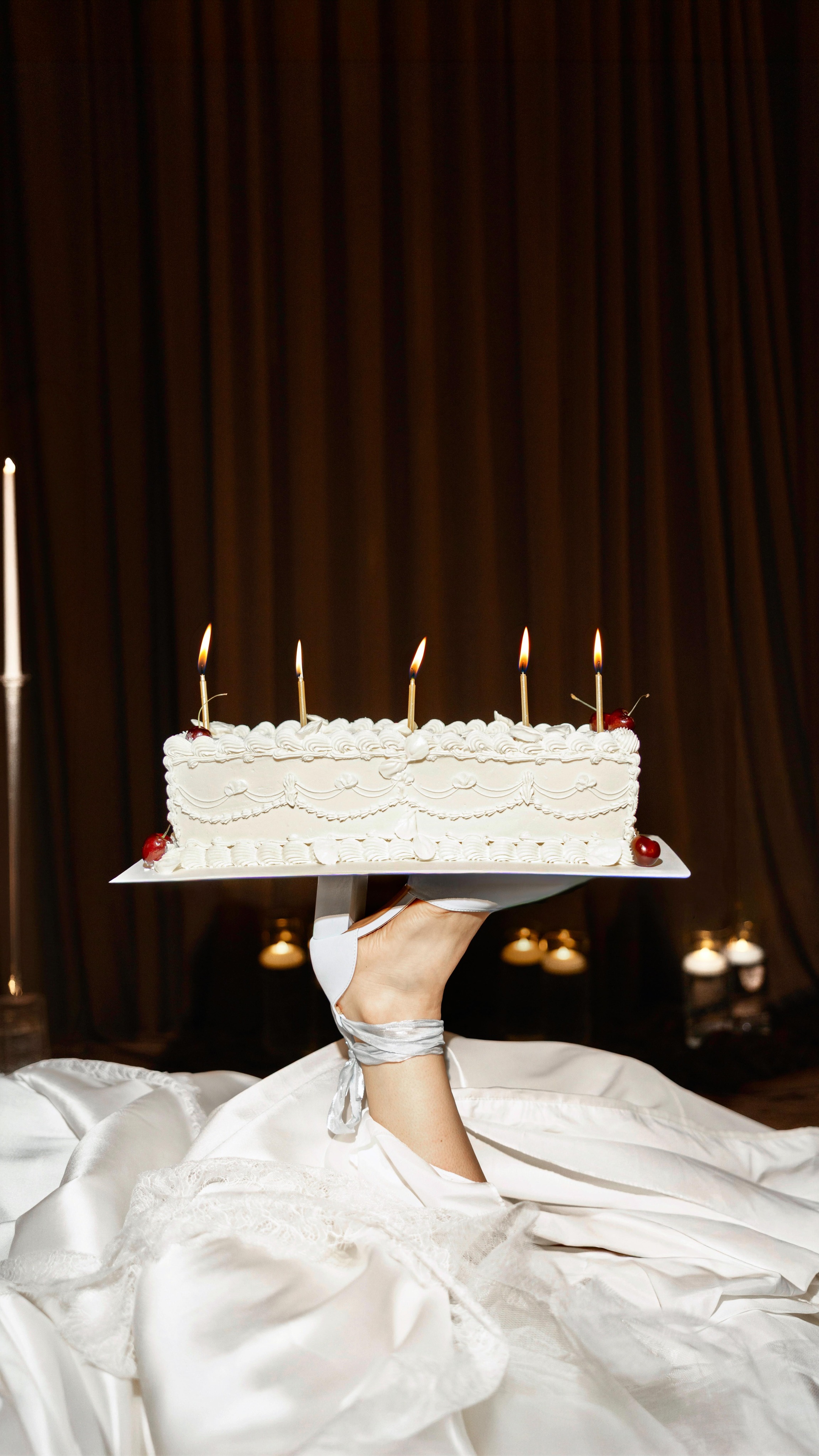 Yes, we put a cake on her heel, next question.
Iconic is iconic.
🤍
Photography & Creative Direction: @blinkphotographywindsor
Gown: @sophiesgownshoppewindsor
Venue: @watersedgeeventcentre.ca
Decor: @amina.co.decoration
Hair: @stylesquad.hairteam
Makeup: @marylinesbeautylounge
Florals: @lindsaysflorals_
Cake: @ibakealotofthings
.
#blinkphotographywindsor
#windsorphotographer
#windsorontariophotographer
#windsorweddings
#detroitweddingphotographer
detroitphotographer
essexcountyphotographer
windsorontario cake wedding cake