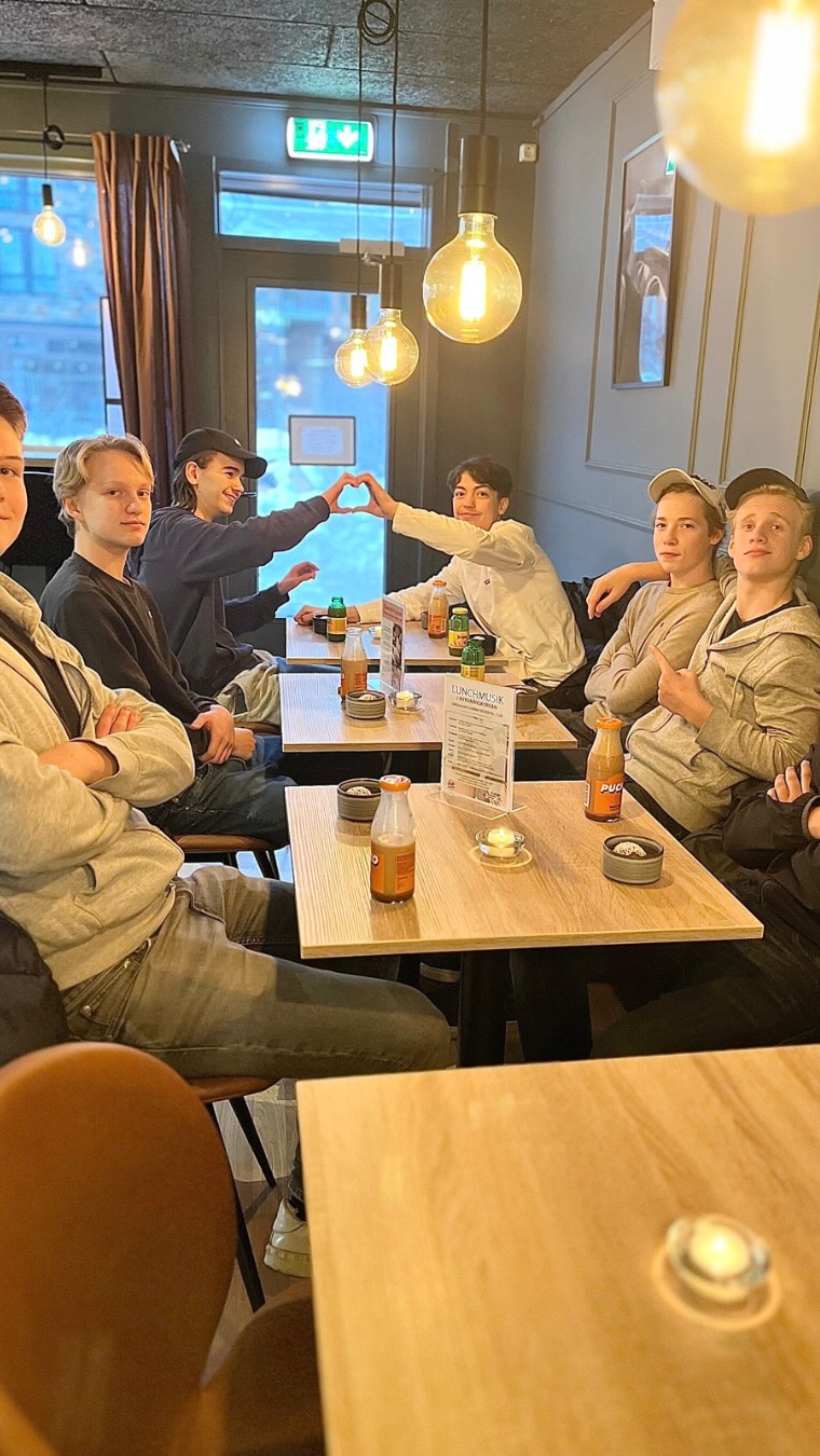 SPORTLOV 😍❄️
Är du mellan 0–18 år? Då har du rabatterade priser hos oss 🙌
Perfekt häng efter pulkabacken, träningen eller bara för att 🫶
(Och ja det gäller alltid, inte bara på lov