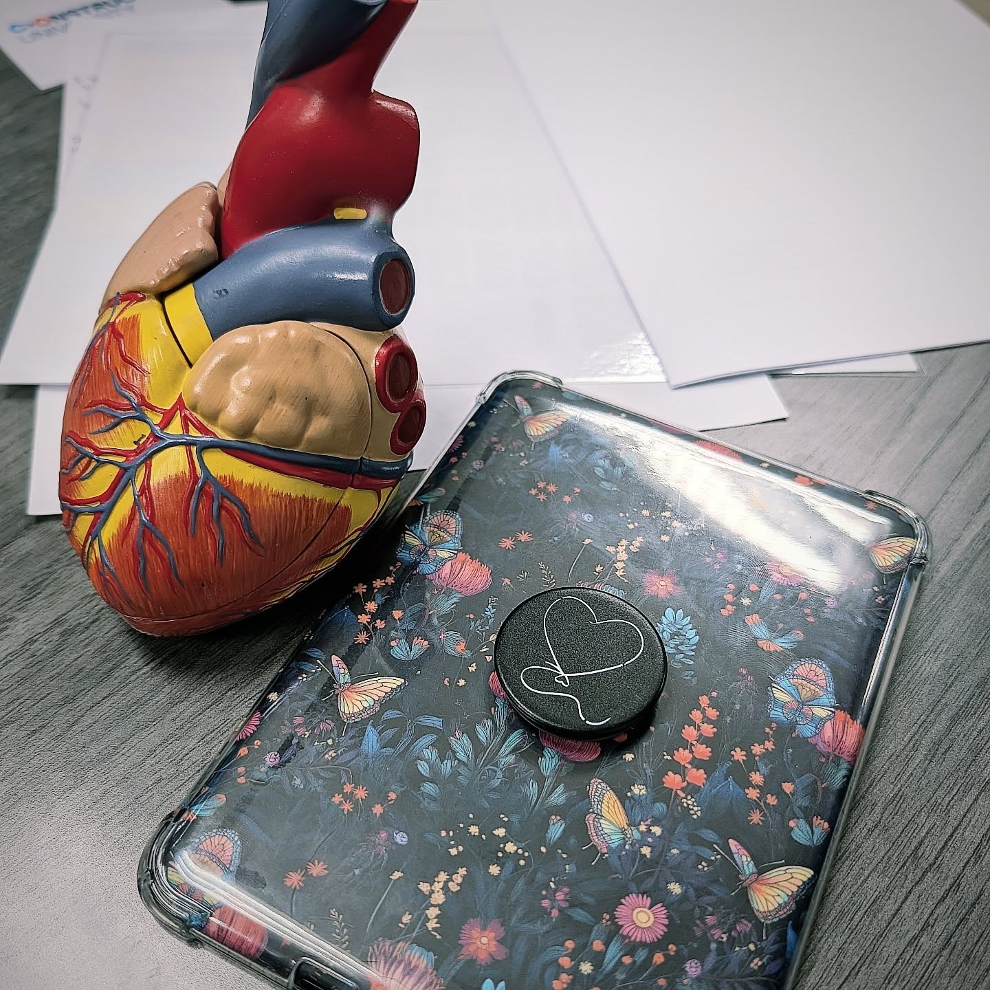 I'm in love with my kindle decal 🤩 it's so pretty 💗 do you decorate your kindle?
#kindlecolorsoft #kindlereads #ereaders #heart #qotd