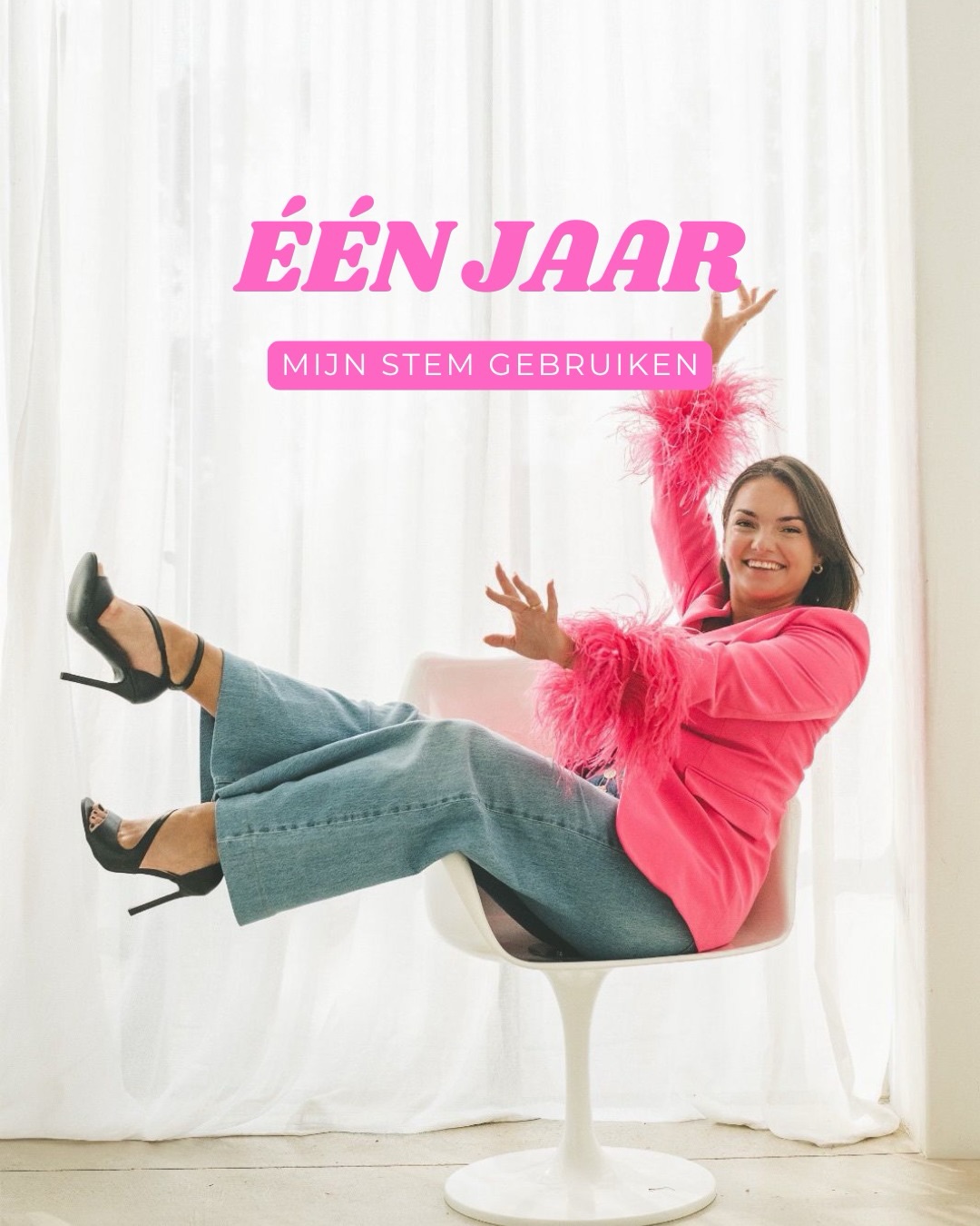 Eén jaar geleden zat ik met een microfoon voor mijn neus en een licht kloppend hart in mijn borst. Ik wist niet waar het me ging brengen. Ik wist alleen dat ik mezelf niet meer wou tegenhouden.
Ik voerde gesprekken die dieper gingen dan ik had gepland.
Met gastsprekers die mijn zetel vulden met zoveel wijsheid.
Met jullie berichten. Jullie herkenning. Jullie zachtheid.
Soms is het nog steeds spannend maar ik voel vooral dankbaarheid. 🙏🏽
Dank je wel aan iedereen die deze ruimte mee draagt.
Aan de vrouwen die hier kwamen zitten om hun verhaal, kennis en expertise te delen. En aan jou. Jij die luistert. Jij die blijft en meegroeit. We zijn nog maar net begonnen. 🤍✨