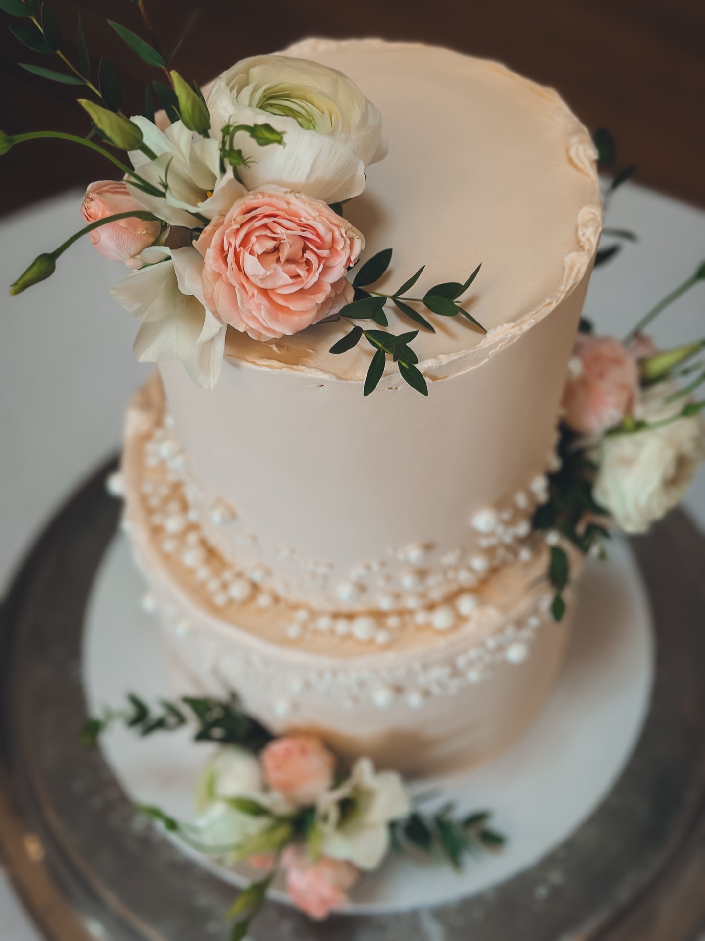 Soft blush tones. Hand finished texture. Pearls placed one by one. 🤍
This design is all about quiet detail. The subtle movement in the ganache. The scattered sugar pearls catching the light. The delicate florals adding just enough contrast without overpowering the palette.
Elegant does not have to mean elaborate. Sometimes it is the restraint that makes a piece feel truly luxurious.
Designed to sit beautifully within a romantic setting, this style works perfectly for couples drawn to softness, warmth and understated refinement.
If you are planning a wedding with a timeless aesthetic and want your cake to feel seamlessly styled, I would love to create something just as considered for you. ✨
Explore the full portfolio:
https://www.kimberlyjaynecakedesign.co.uk/portfolio
Enquire via the website to check availability 🤍
#LuxuryWeddingCake #RomanticWeddingCake #BlushWeddingCake #ElegantWeddingDesign #ModernWeddingCake