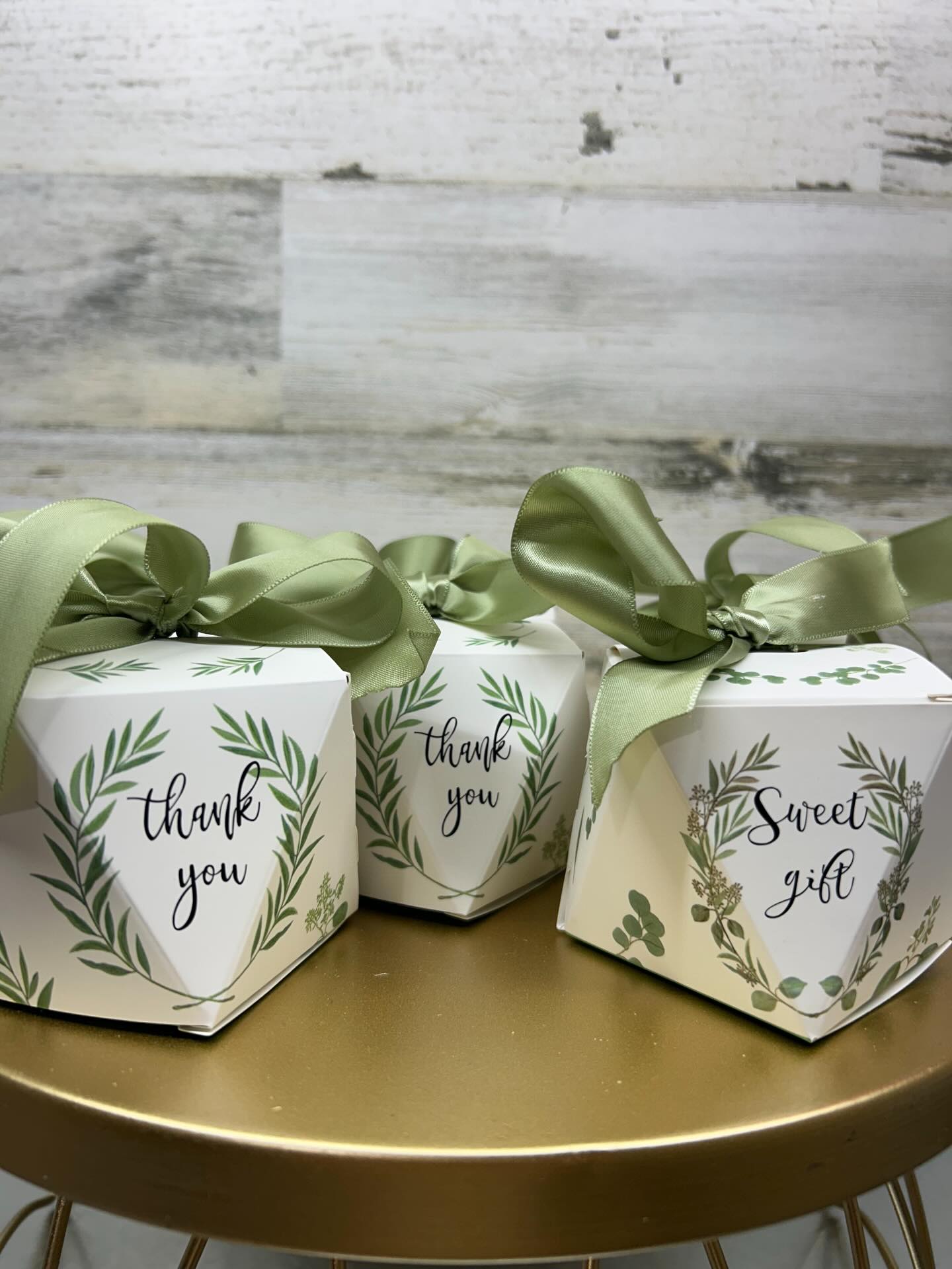 â¨The sweetest way to say thank you đ¤.
Your wedding day goes by in a blur of love, laughter and happy tears-and your guests are there to celebrate every moment with you.
Send them home with something they will actually enjoyâŚ..a beautiful, handcrafted dessert đŽ.
From individually wrapped đŞâs , to mini đ§ and custom treat boxes our wedding thank you gifts are the perfect edible favor your guests wonât leave behind!
Letâs create something sweet for your big day đ¤. Message me to start planning your custom wedding favors!