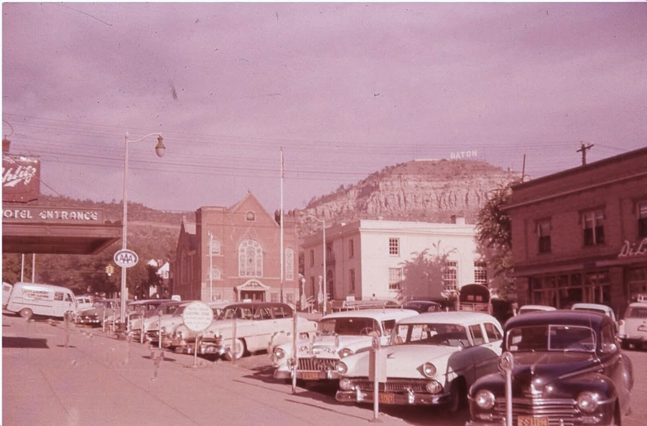 #ThrowbackThursday ⏳ to Cook Avenue circa 1950s. We have the Methodist church on the left, the post office in the middle (now Arthur Johnson Memorial Library), and DiLisios on the far right! 🏛️
Does anything else stick out to you? Tell us in the comments ⬇️
#NewMexicoTrue #NewMexico #RatonNM #ExploreRaton