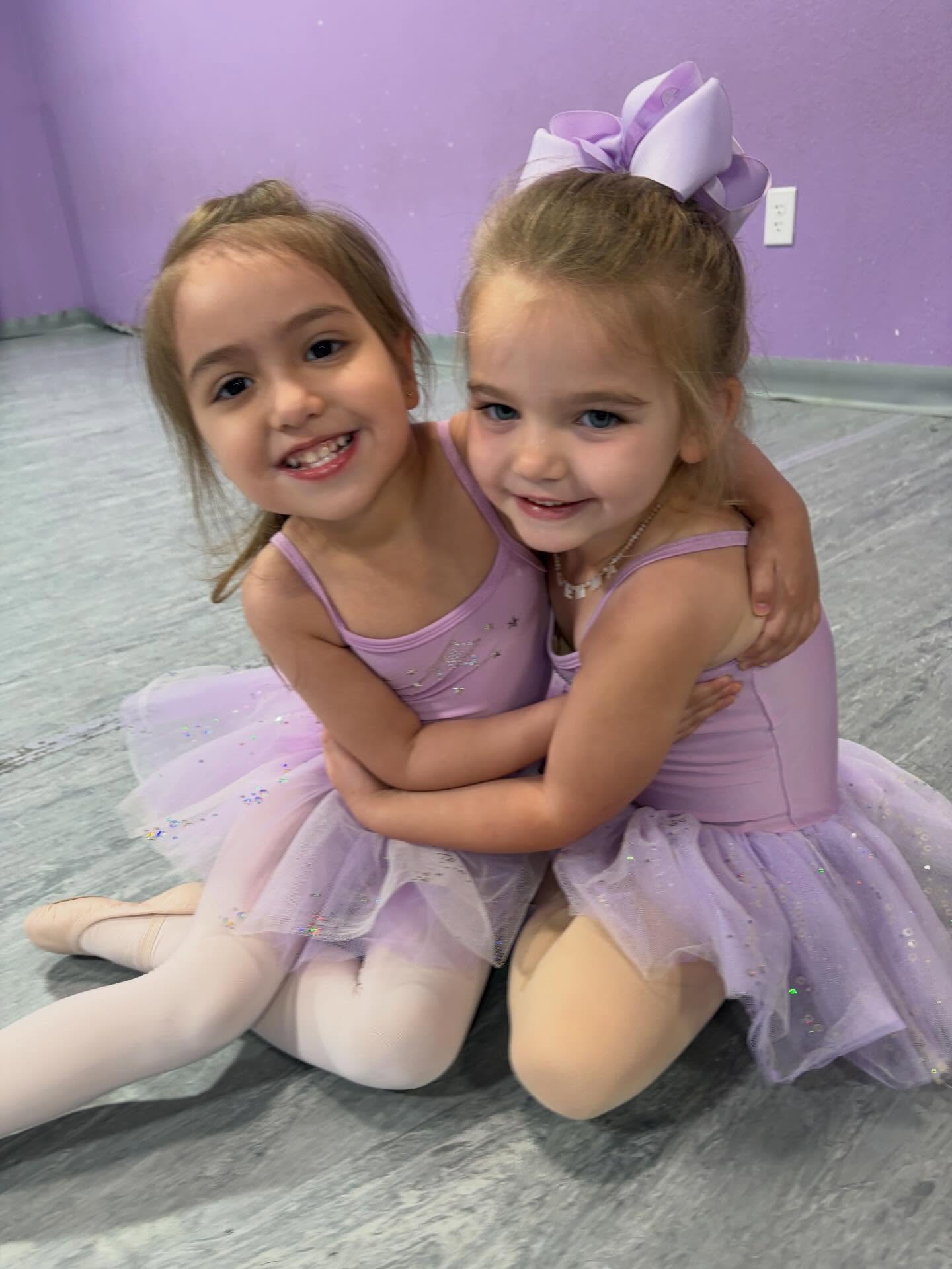 Dance is always better with a friend💜