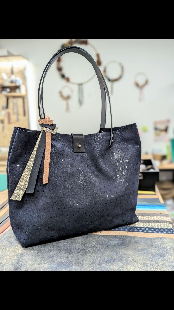 ✨ Les sacs cabas de février ✨
Des sacs pensés pour votre quotidien, cousus avec fierté, fabriqués avec soin, et personnalisés selon vos envies
Chaque modèle est unique, et pourtant tous ont un point commun : la fierté de celle qui l’a créé.
Merci Carla et Marylène :) :) :)
Merci pour ces beaux moments partagés, pour vos rires, votre concentration, vos choix audacieux… et votre confiance ✨
Les ateliers de mars, avril et mai viennent d’être mis en ligne...
Si vous aussi vous avez envie de fabriquer votre propre cabas (ou un autre modèle de l’atelier 😉), les inscriptions sont ouvertes.
Les places restent limitées pour préserver ces moments doux, conviviaux et créatifs.
À très vite autour d’un sac ou d'une ceinture
Marion
#ateliercabas
#saccabasencuir
#maroquinerieartisanale
#creersonsac
#faitmainenfrance