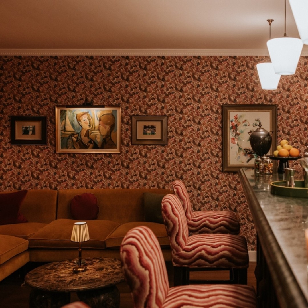 Cocktails, piano tunes, and a side of pool. Friday night at The Monk’s Bar is calling, and we are here for it. 🍸🎹🎱