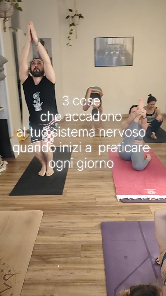 3 cose che accadono al tuo sistema nervoso quando inizi a praticare ogni giorno ✨
Il “rumore” si abbassa: il respiro diventa un interruttore che ti riporta qui, adesso.
Il corpo smette di difendersi e inizia a fidarsi: tensioni che credevi “normali” si sciolgono, un millimetro alla volta.
La mente trova spazio: non perché tutto fuori si calma… ma perché dentro nasce una base stabile.
La pratica quotidiana non è performance. È relazione. È presenza. È tornare a casa nel tuo sistema nervoso, ogni singolo giorno.
Se vuoi iniziare (o ricominciare) con una guida, vieni a praticare con noi in Ashtanga Shala Sicilia — in presenza e online.
📩 Scrivici “PRATICA” in DM per orari e info.
💾 Salva questo reel per i giorni in cui ti serve ricordarlo.
📤 Condividilo con chi ha bisogno di più respiro e meno rumore.