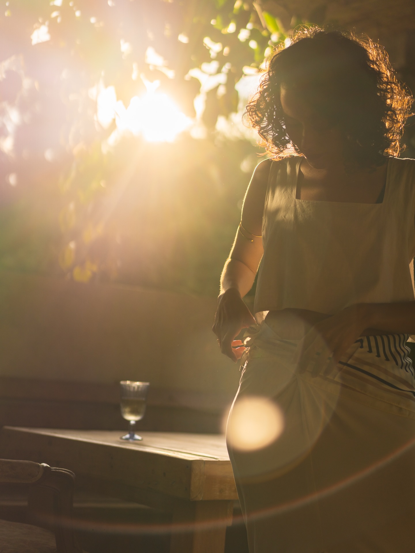 No te abandonan: tú te vas primero.
Hay mujeres que dicen que siempre las abandonan. Unas dicen que nadie se queda, que todos se van y no las eligen.
Pero a veces, cuando nos atrevemos a mirar más profundo, descubrimos algo bien incómodo: No es que nadie se quede, es que tú provocas el final.
No siempre te vas físicamente. Te vas internamente.
Empiezas a mirar afuera, a comparar, a buscar defectos, a crear distancia, a poner pruebas imposibles o a convertir la paz en un drama insoportable.
Y no es porque seas “mala”, ni porque no quieras amar. Es porque la intimidad real da mucho miedo.
Porque cuando alguien se queda de verdad, cuando no hay caos, cuando te dan presencia… ya no tienes dónde esconderte. Y ahí, en el silencio de la calma, aparece el grito de la herida que más duele: la de no haber sido elegida en el pasado.
¿Cómo reacciona tu sistema nervioso?
Como no conoce la paz, la interpreta como peligro. Entonces, prefieres el caos conocido al bienestar desconocido.
•Buscas hombres no disponibles (física o emocionalmente).
•Te involucras con personas comprometidas.
•Saboteas la relación cuando empieza a ponerse “seria”.
•Te vuelves difícil, reactiva o hiriente.
No lo haces para destruir al otro. Lo haces para confirmar lo que tu cuerpo ya sabe: “Ves, al final no me eligen”. Es más fácil provocar el abandono que sentarse a esperar a que suceda.
Es un mecanismo de defensa: prefieres romperlo tú antes de que te rompan a ti.
La calma no distrae. La calma revela.
Y cuando alguien te ama sin drama, sin persecución, sin esa intensidad desbordada que confundes con amor… el personaje se cae. Ya no hay máscara ni estrategia. Solo estás tú.
Y estar a solas con una misma, sin el ruido del conflicto, puede dar más miedo que la soledad misma.
A veces no es que no merezcas amor, lo que realmente pasa es que todavía no sabes sostenerlo cuando llega. Y sostenerlo implica la valentía de: quedarte.
Quedarte sin sabotear. Sin huir. Sin empujar al otro al abismo para ver si vuela.
Quedarte contigo mientras el miedo te aprieta en el pecho, y permitir que, por primera vez, la seguridad sea tu nueva casa.
.
.
.
.
Foto por: @senzual.co ✨🤍
