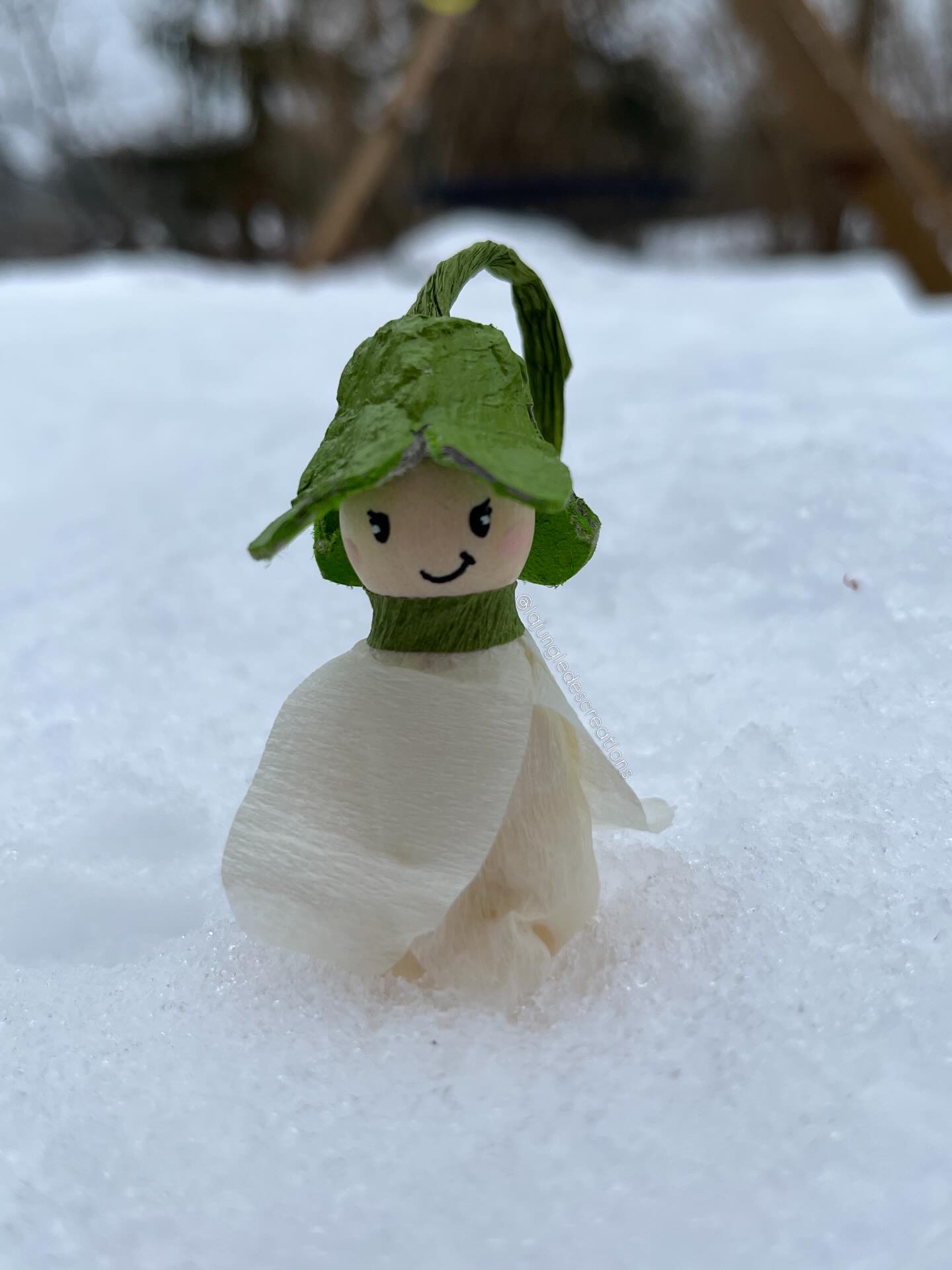🇬🇧Little Snowdrop Fairy 🤍
I created this delicate fairy inspired by snowdrops - one of the first flowers to bloom at the end of winter - using a peg doll , crêpe paper and an egg carton.
It’s a poetic activity that’s perfect for celebrating the change of season with children!
👉 The list of materials and a detailed step-by-step tutorial are available on my website (link in bio).
—
🇫🇷 Petite fée perce-neige 🤍
Avec une figurine en bois, du papier crépon et une boîte d’œufs, j’ai créé une délicate fée inspirée des perces-neige, ces premières fleurs qui annoncent la fin de l’hiver.
Une activité poétique et parfaite pour célébrer le changement de saison avec les enfants.
👉 La liste du matériel et tutoriel détaillé disponibles sur mon site (Lien en bio)
—
Activité Manuelle | Pegdoll | Hiver-Printemps | Perce-neige | Creative Kids |Nature Craft Inspiration | Spring-Winter Transition | Craft for Kids | Loisir Créatif | Barn pyssel | Vinter-Vår pyssel | Waldorf Inspired.
—
Materials (paint, crepe paper and glue) have been purchased from @panduroofficial
—
#panduro #panduromyway #pegdolls #naturecrafts #wintercraft