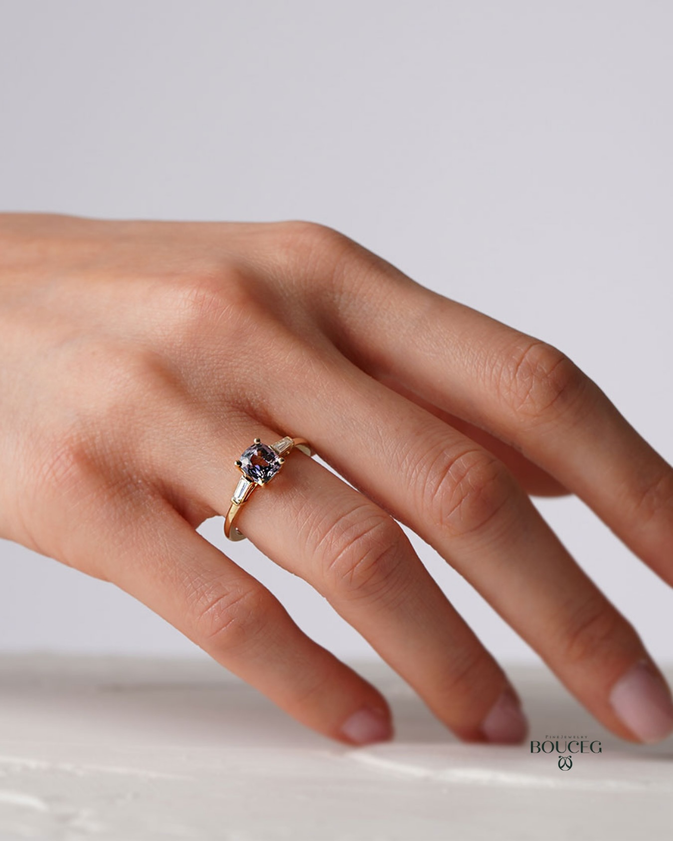 Altının sıcak tonu ve merkezdeki ışıltı kusursuz bir denge yaratıyor.
Zamana meydan okuyan bir tasarım.
Web sitemizden keşfedebilir ya da Bursa showroom’umuza gelerek Tuana modelini yakından deneyimleyebilirsiniz.
DM üzerinden bizimle iletişime geçebilirsiniz