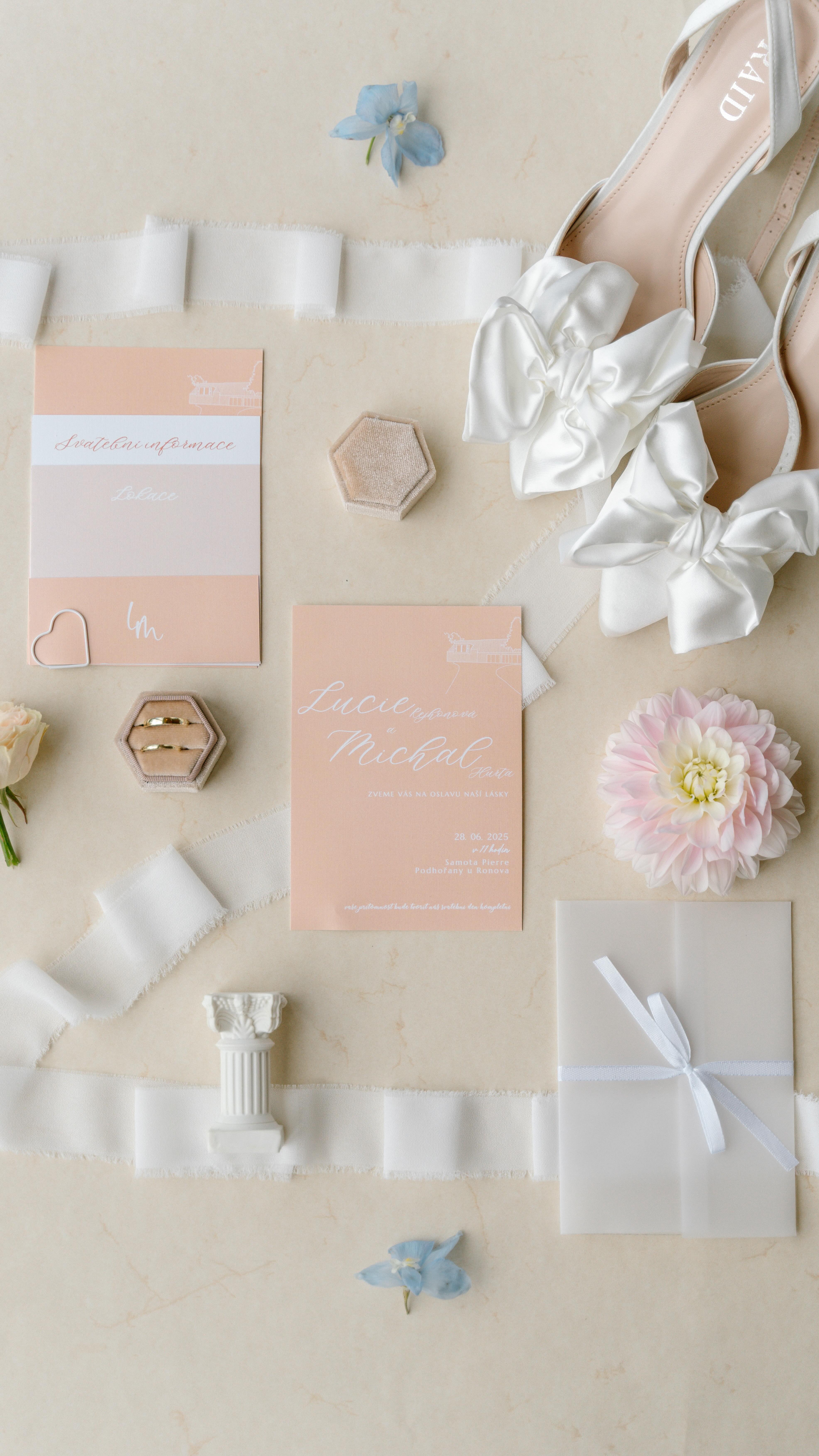 Pokud nejste fanoušci výrazných barev, skvělou volbou jsou jejich jemnější, tlumené odstín, přesně jako na této svatbě. Květinová výzdoba tady byla opravdu dokonalá a v kombinaci s se světlým oblečením ženicha a hostů to vytvořilo nádherně jemný vibe.🤍🌸🌼
-
#svatebnifotograf #svatebnifoceni #svatebnifotografpraha #fotografpardubice #fotografhradeckralove