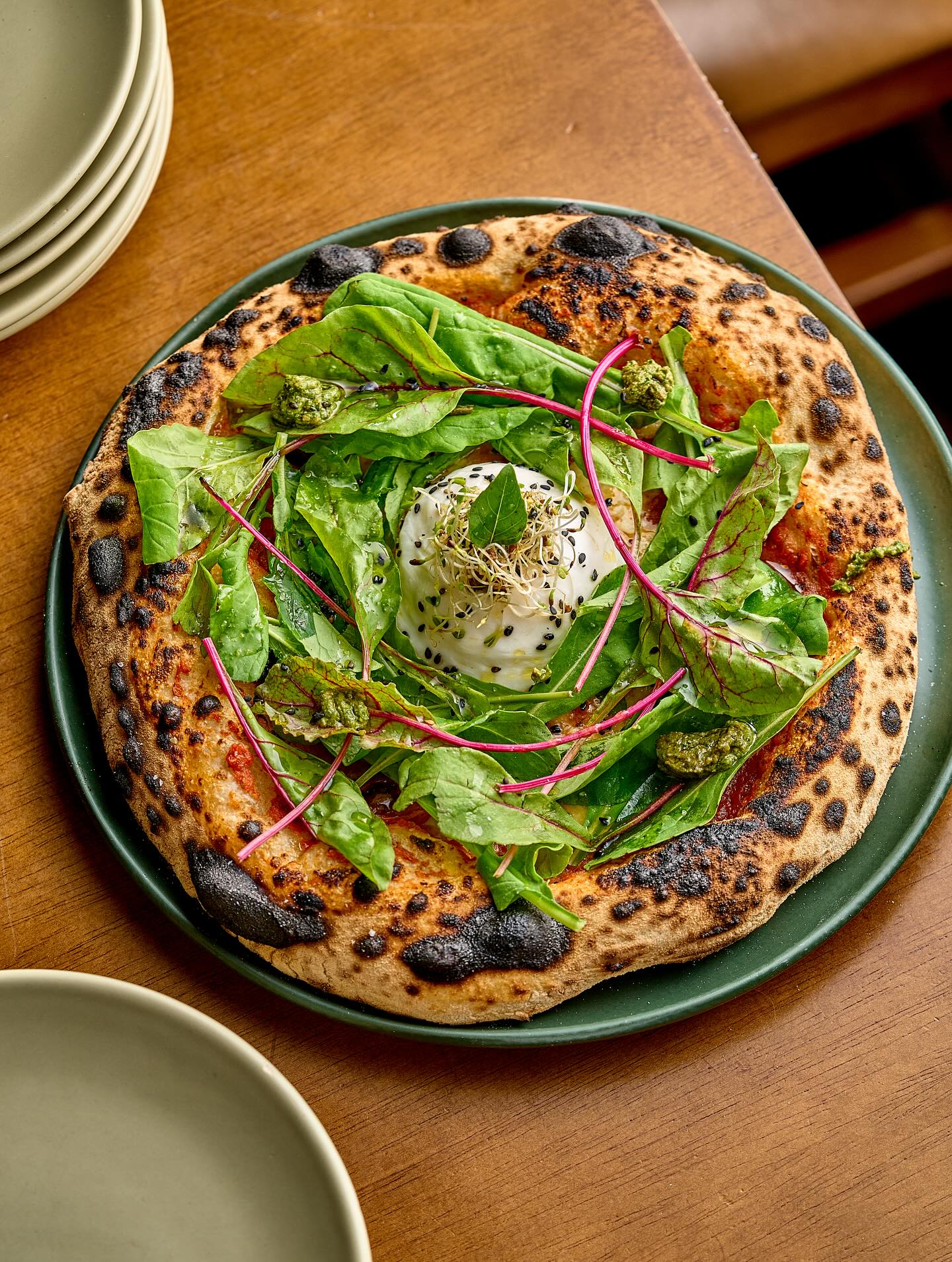 Burrata especial — burrata (servida fria), muçarela Roni, brotos de beterraba, mini rúculas, molho pesto de castanhas com ora-pro-nóbis.
Final de semana iniciado!