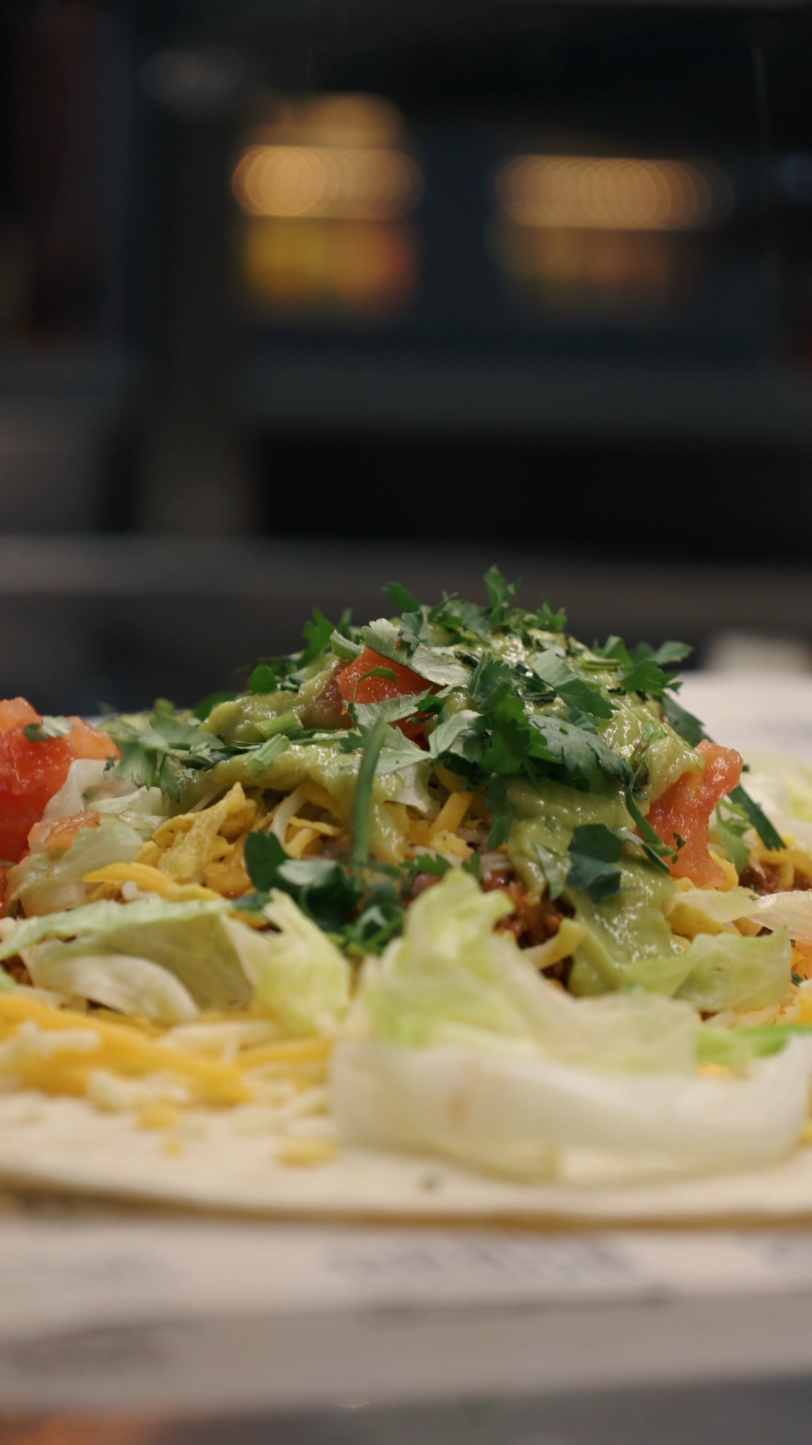 DON CHEESY CON CARNE 🌯🧀
Cremiges Chili con Carne, knusprige Nachos, frischer Eisberg & würzige Tomaten-Salsa – getoppt mit Guacamole, zartschmelzendem Cheddar und einem Hauch Koriander.
So cheesy. So herzhaft. So gut. 😋
#doncheesyconcarne #BurroBurro #cheesylove #foodie #genussmoment