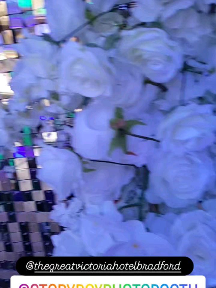 Love group selfie? Upto 8 Adults in our Classic Oval Photobooth.
Showcasing the Wedding Fayre at @thegreatvictoriahotelbradford
Enquiry today, limited availability for 2026.
#photooftheday #PhotoboothHire #SelfieMirror #Photobooth #weddingideas