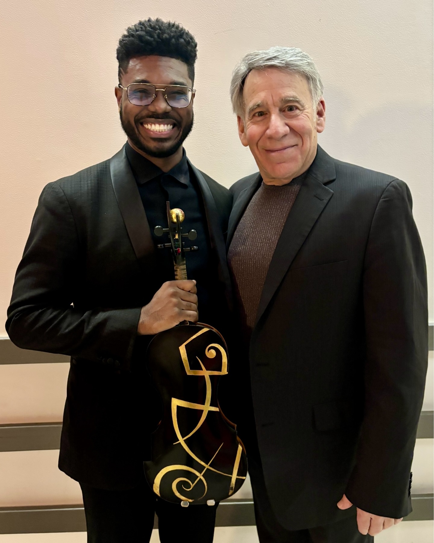 “The Wizard – Stephen Schwartz – and I” 😆🎻
This entire week has been magical — but I’ll start with this past Saturday.
I had the incredible opportunity to meet and perform with the legendary Stephen Schwartz at the New Jersey Performing Arts Center (@njpac) for a full house. I felt so happy not only sharing the stage with him and playing his music, but also talking about “The Woodsman.”
How many times in history have there been two “Wizard of Oz” composers bringing Ozian music to life on the same stage?
After the concert, several audience members told me how much they enjoyed my energy and excitement up there — truly comforting and very flattering!
I also performed alongside some incredible friends and made new ones along the way.
Thank you, Stephen, @njpac, and @scottcoulternyc for this unforgettable experience.
To Oz! 🧙🏻♂️🎹🧙🏾♂️🎻
Enjoy the videos from the stage (and the audience!) towards the end of this carousel.
Blum, Gillian. “NJPAC to Host A WICKED EVENING WITH THE WIZARD: STEPHEN SCHWARTZ & FRIENDS With Pops Orchestra,” Broadway World, February 21, 2026.
📸 & 🎥: @jean_bonnard_ 🙏🏾
#stephenschwartz #wicked #wizardofoz #musicals #broadway