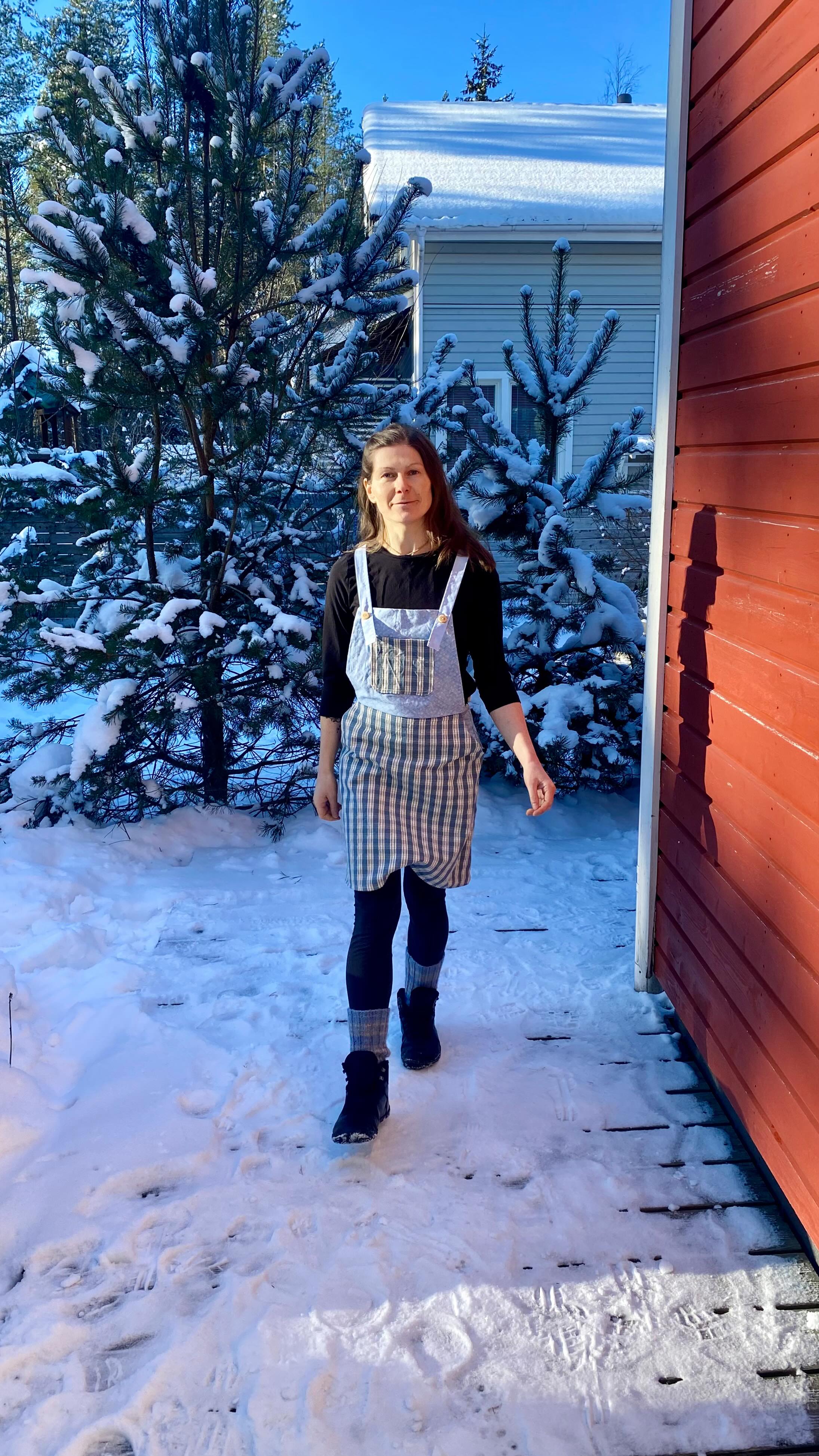 Sooo. For the person, who has never ever had anyting in common with sewing machines, I managed quite well, I think. My 15 y.o. boy helped me with all the sewing machine settings (thank you, Finnish education). My cat was patiently sitting on the patterns for me. The 10 years old magazine I found in @mantsalankirjasto and some fabric leftovers I got from @montessorileikkikoulu, where I work. The buttons were made of Christmas tree (see previous post).☀️🙂❤️
#sewingisfun almost #dirndl