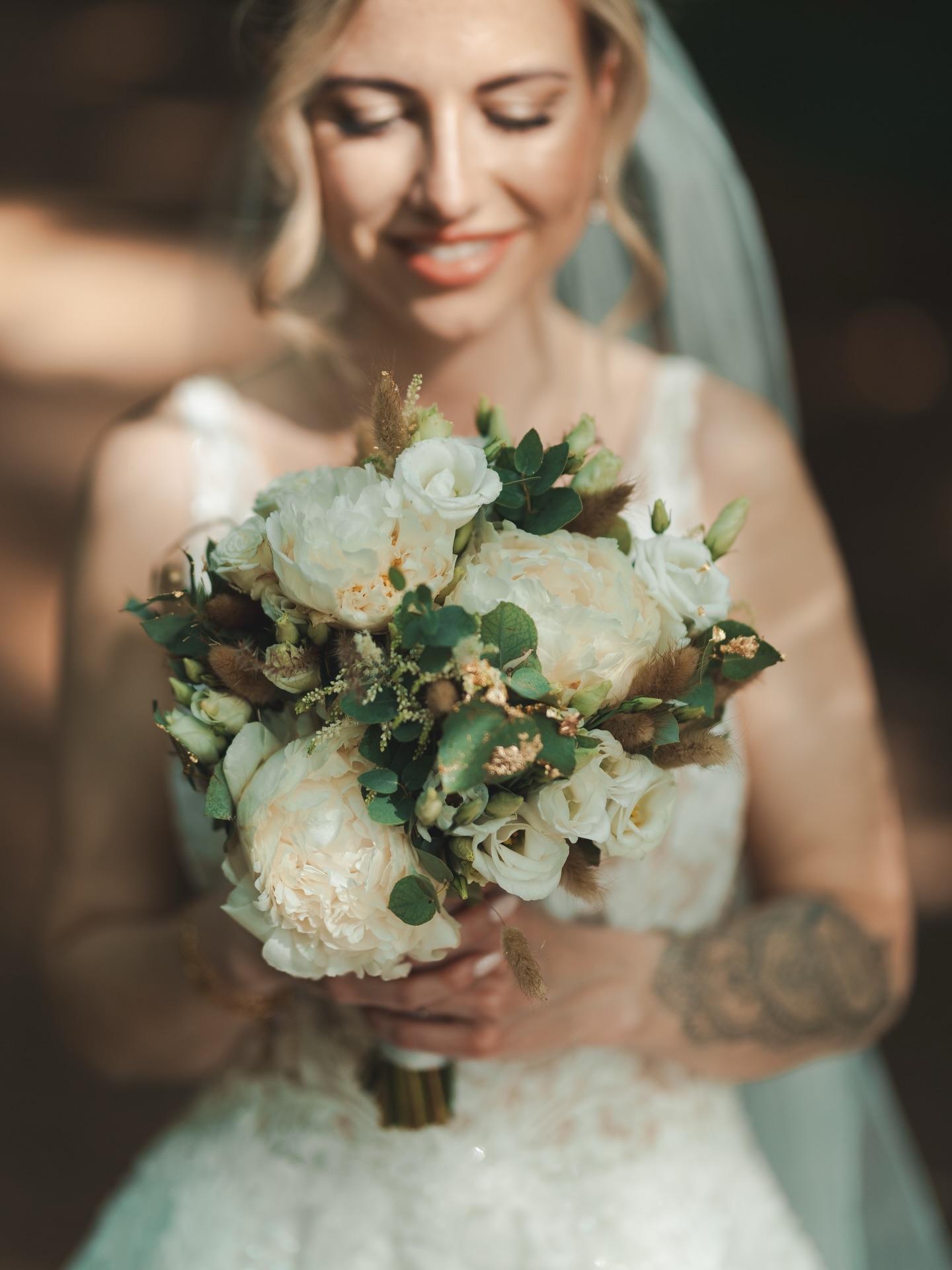 Kein großes Inszenieren.
Kein übertriebenes Posing.
Nur zwei Menschen, die kurz den Trubel ausblenden und einfach sie selbst sind.
Portraits sind für mich genau das: ein Moment Ruhe mitten im Hochzeitstag. Ein ehrliches Lächeln. Eine Berührung, die ganz automatisch passiert. Dieser eine Blick, der nichts beweisen muss.
Natürliches Licht. Echtes Gefühl. Zeitlose Bilder.
#brautpaarshooting #hochzeitsfotograf #weddingportraits #natürlichehochzeit #authentischemomente