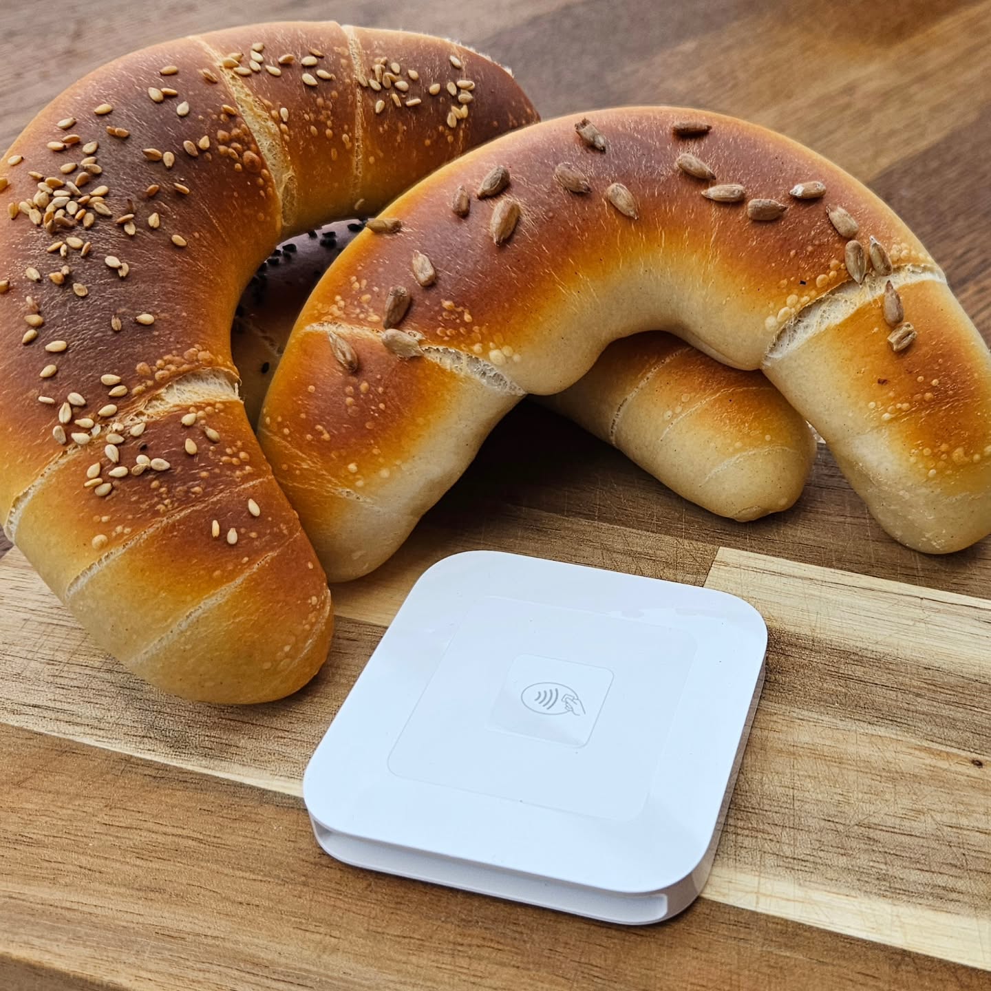 Small business. Small improvements. Same passion.
Fresh kiflis today and yes, now you can tap too. One loaf at a tap… or maybe more 😉
#BakedByTheVarga #MicroBakeryUK #Kifli #SupportLocal