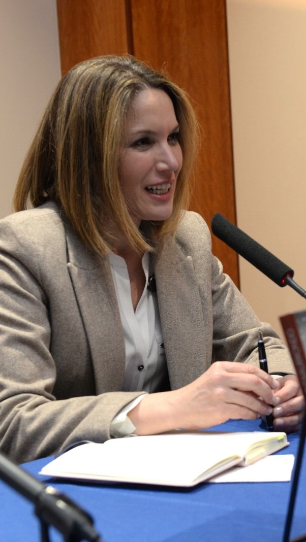 Hai unha semana @sintxaurrondo presentaba « Solas en el silencio » no Hotel Araguaney, unha historia que ven a espertar conciencias, visibilizar o talento das mulleres e cuestionar o lugar que queremos ocupar ante as inxustizas 🌍 E ti, decides mirar cara outro lado? Algo que podemos aplicar ó panorama internacional actual.